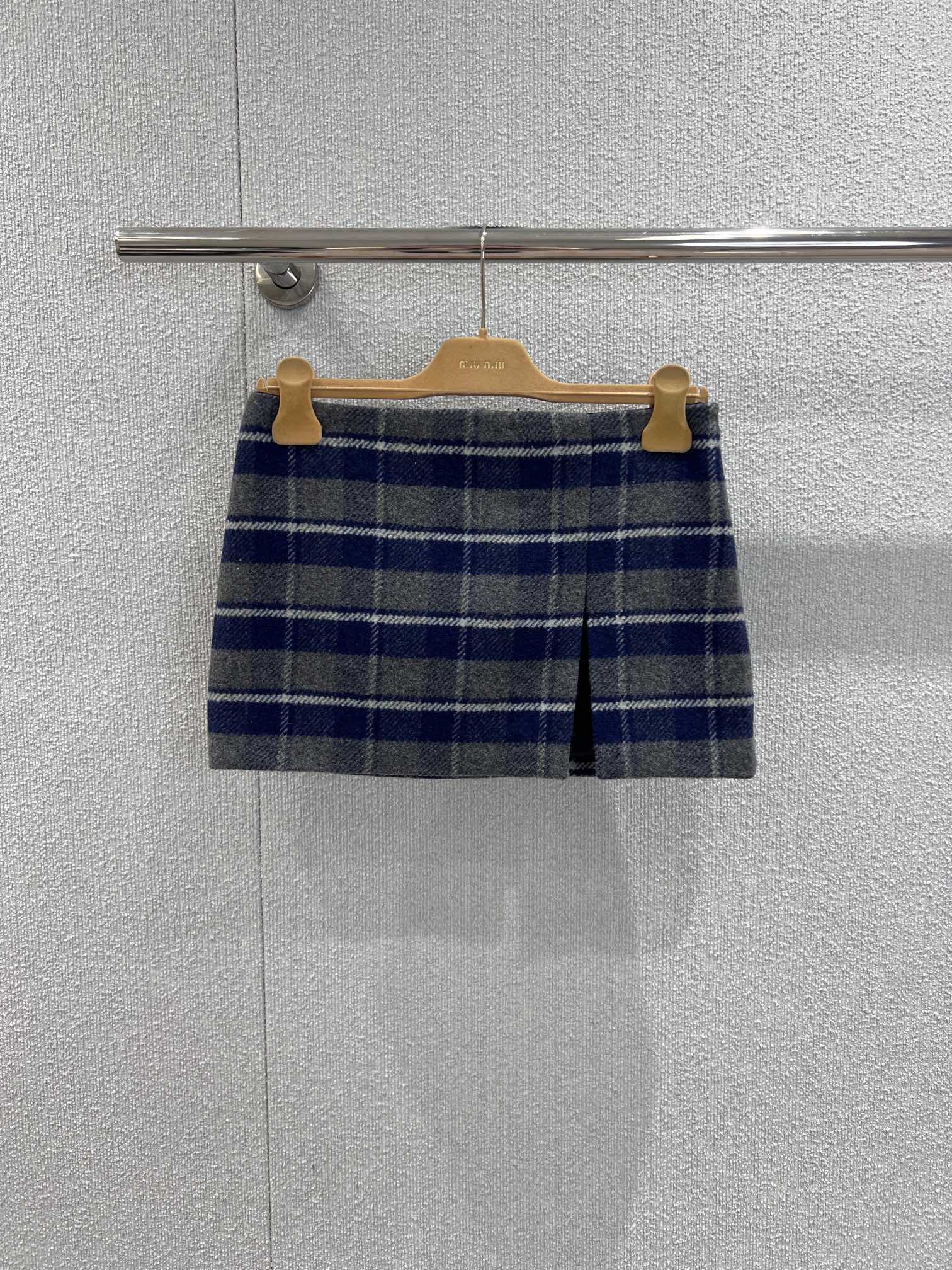 NO:666348,Support exchange MiuMi* 26SS early spring contrasting logo wool mini skirt丨exclusively developed by yb!  Top quality production!  It is a spring atmosphere weapon for miu girls. The contrasting blue and gray plaid colors are classic and retro, the wool fabric is crisp and textured, the side slit design quietly outlines the leg lines, and the low-key metal logo hides luxury brand details. It can be worn with sweaters and short tops to create a sweet and cool early spring tone. Ready-made S/M/L real shot details, miumiu, skirts,  19860909支持换款 MiuMi* 26SS早春撞色徽标羊毛迷你半裙丨独家yb开发！顶级高版出品！是miu系少女的春日氛围感利器.蓝灰格纹撞色经典又复古,羊毛面料挺括有质感,侧边开叉设计悄悄勾勒腿部线条,低调的金属徽标暗藏奢牌细节,搭针织衫、短上衣都能穿出甜酷兼备的早春腔调.现货发售S/M/L实拍细节图,,miumiu,skirts, ,Women's clothing