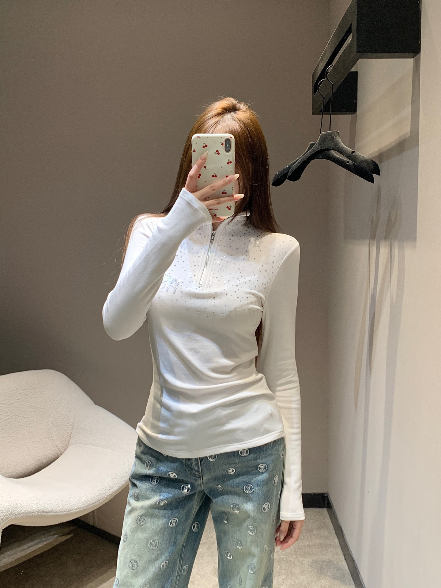 NO:666835,Alexand*r Wang 25Fw new autumn and winter letter hot diamond half-zip long-sleeved bottoming T-shirt丨Exclusive high-end version!  It is a must-have item for autumn and winter with a sweet and cool style. The classic black and white two-tone color is versatile and has no choice in style. The delicate knitted fabric is skin-friendly and elastic, and the hot-diamond letters sparkle in the light. The half-zip stand-up collar design can freely adjust the neckline shape, and the slim tailoring outlines the body lines. It can be worn inside or outside to get the king's signature street sophistication. Ready for sale S/M/L,,  , tees, t-shirt,  19860909Alexand*r Wang 25Fw秋冬新款 字母烫钻半拉链长袖打底T恤衫丨独家高版出品！是甜酷风的秋冬刚需单品.经典黑白双色百搭不挑风格,细腻的针织面料亲肤又有弹性,烫钻字母在光线下闪耀吸睛；半拉链立领设计可自由调节领口形态,修身剪裁勾勒身形线条,内搭外穿都能拿捏大王标志性的街头精致感.现货发售S/M/L,, ,tees，t-shirt, ,Women's clothing