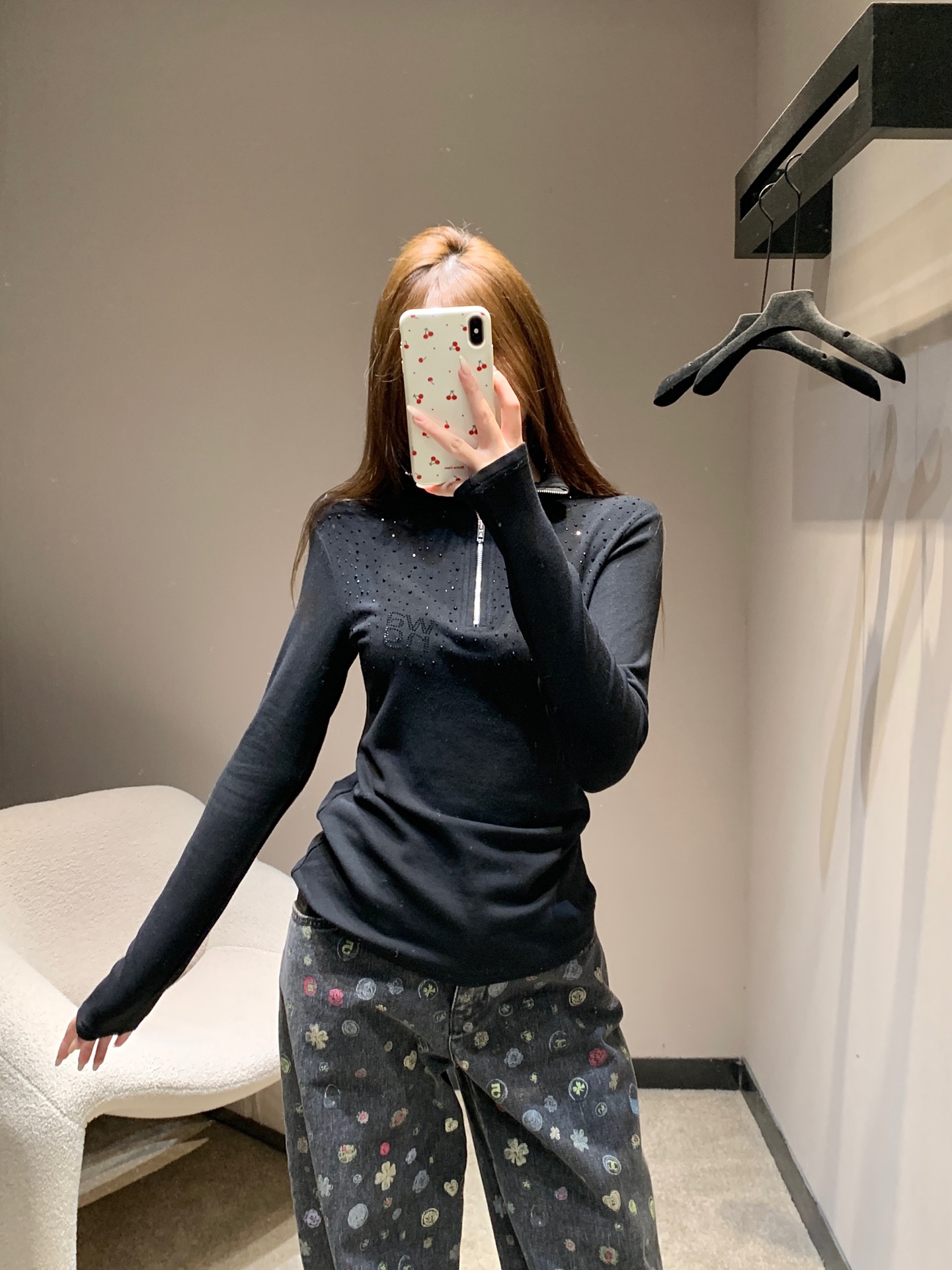NO:666829,Alexand*r Wang 25Fw new autumn and winter letter hot diamond half-zip long-sleeved bottoming T-shirt丨Exclusive high-end version!  It is a must-have item for autumn and winter with a sweet and cool style. The classic black and white two-tone color is versatile and has no choice in style. The delicate knitted fabric is skin-friendly and elastic, and the hot-diamond letters sparkle in the light. The half-zip stand-up collar design can freely adjust the neckline shape, and the slim tailoring outlines the body lines. It can be worn inside or outside to get the king's signature street sophistication. Ready for sale S/M/L,,  , tees, t-shirt,  19860909Alexand*r Wang 25Fw秋冬新款 字母烫钻半拉链长袖打底T恤衫丨独家高版出品！是甜酷风的秋冬刚需单品.经典黑白双色百搭不挑风格,细腻的针织面料亲肤又有弹性,烫钻字母在光线下闪耀吸睛；半拉链立领设计可自由调节领口形态,修身剪裁勾勒身形线条,内搭外穿都能拿捏大王标志性的街头精致感.现货发售S/M/L,, ,tees，t-shirt, ,Women's clothing
