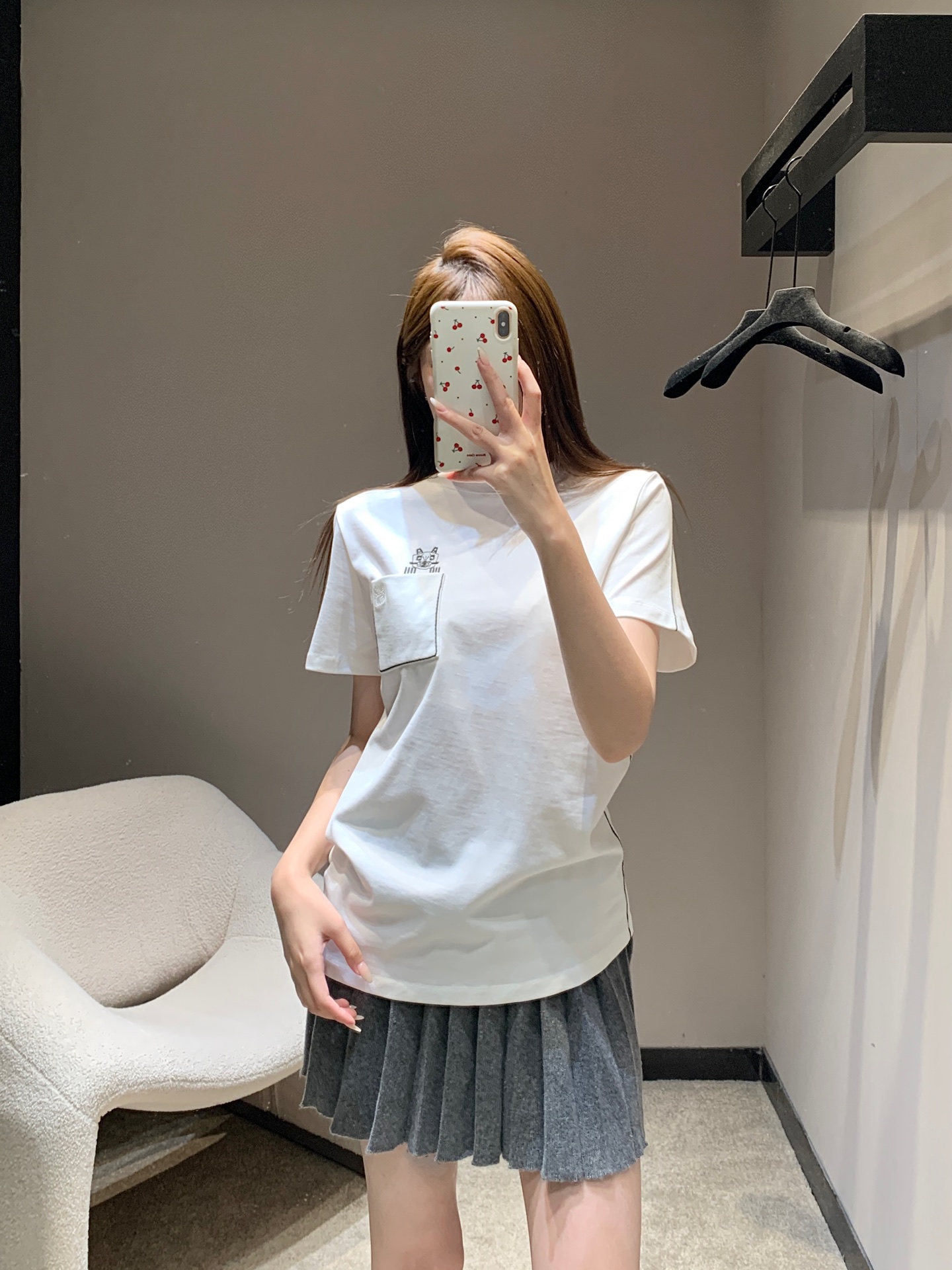 NO:666852,Loew*  Top quality production!  It is made of high-count pure cotton fabric, which is soft but not slumped, breathable, skin-friendly and not stuffy. It has three-dimensional cat embroidery on the chest + contrasting topstitch pockets, and black chain embroidery on the edge of the pocket + side decorative strips, which gives it a sweet and cool feeling. It has a regular loose fit and can hide your body regardless of your body shape. It is suitable for daily commuting and going out on the street!  Ready for sale S/M/L,,louis vuitton,loewe,T-shirt,tees,t-shirt, 19860909Loew* x Louis Wain联名新款 口袋喵咪刺绣常规版型短袖T恤丨独家yb开发！顶级高版出品！选用高支纯棉面料,软而不塌,透气亲肤不闷汗,胸前立体猫咪刺绣+撞色明线口袋,口袋边缘的黑色锁链绣+侧边装饰条,甜酷感直接拉满,常规宽松版型,不挑身形还能藏肉,日常通勤、出街都适配！现货发售S/M/L,,louis vuitton,loewe,T-shirt,tees，t-shirt, ,Women's clothing