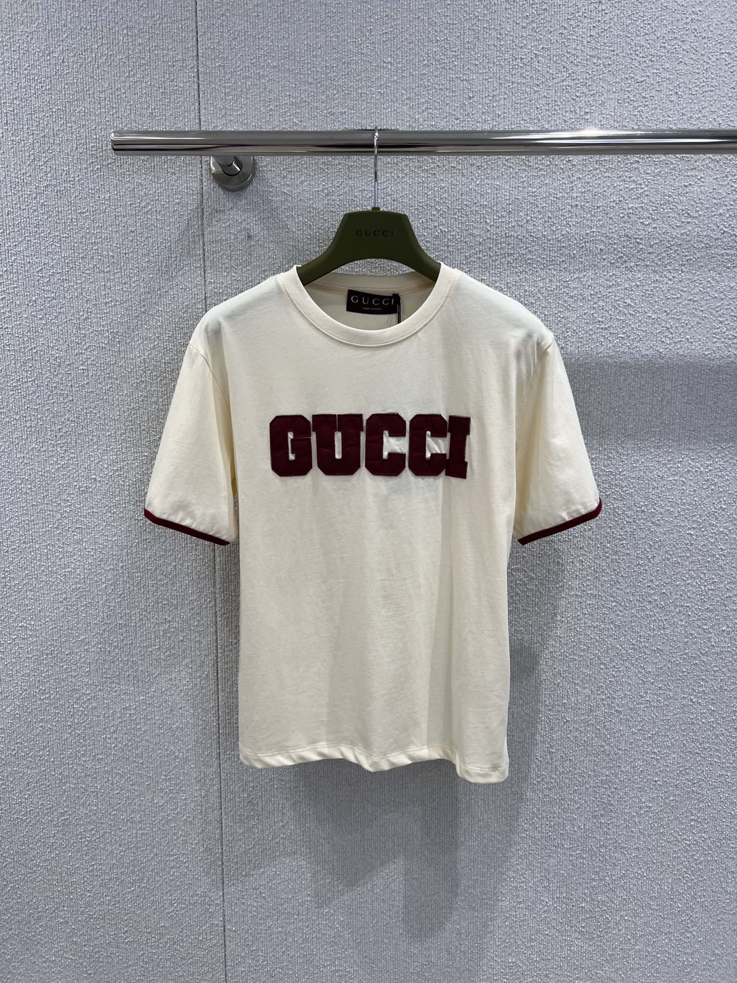 NO:667332,Support exchange Gucc* 26SS early spring new style letter patch embroidered short-sleeved T-shirt丨Exclusive high-end version!  The off-white background color is paired with burgundy appliqué embroidered letters, and the contrasting colors create a retro Italian style. The soft and skin-friendly cotton fabric brings a comfortable wearing experience, and the burgundy piping on the cuffs echoes the letter elements. The details show the brand's ingenuity. The simple short version is suitable for high-waisted pants and skirts, and is easy to wear.  Create a lazy and casual early spring look. It is a light luxury basic model that is both recognizable and practical. Ready-made S/M/L real shot details, gucci, skirts, T-shirt, tees, t-shirt, alexander  wang19860909支持换款 Gucc* 26SS早春新款 字母贴布绣短袖T恤丨独家高版出品！以米白底色搭配酒红贴布绣字母,撞色碰撞出复古意式风情.柔软亲肤的棉质面料带来舒适穿着体验,袖口酒红滚边与字母元素相呼应,细节处尽显品牌巧思.简约的短款版型适配高腰裤、半裙,轻松打造慵懒随性的早春造型,是兼具辨识度与实穿性的轻奢基础款.现货发售S/M/L实拍细节图,,gucci,skirts,T-shirt,tees，t-shirt, ,Women's clothing