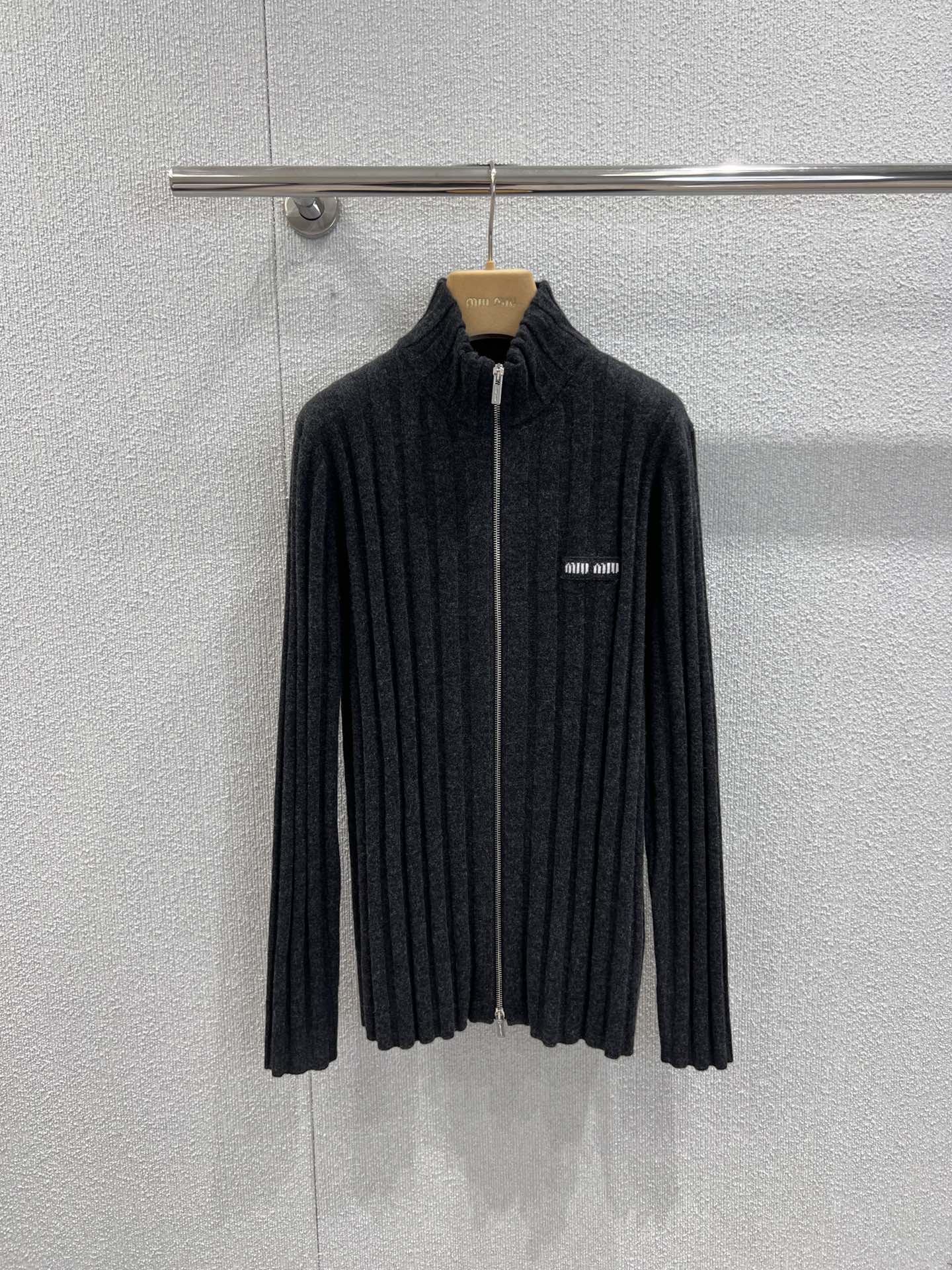 NO:666803,Supports exchange MiuMi* 25Fw new autumn and winter double zipper black vertical striped cashmere cardigan丨Exclusively developed by yb!  Top quality production!  I have the temperament of a sweet girl and a drag sister on my body!  The texture of vertical striped cashmere is soft and slimming. The double zipper design can be opened or closed. When pulled to the top, it is a lazy high collar. When pulled open, the skin can be exposed and sexy. The black color has a cool feeling. Paired with a skirt, it makes a sweet and cool girl. Paired with trousers, it becomes a casual hot girl. It is very stylish when layered and worn alone in autumn and winter ~ Ready-made S/M/L real shot details, miumiu, skirts,  19860909支持换款 MiuMi* 25Fw秋冬新款 双拉链黑色竖条纹羊绒开衫丨独家yb开发！顶级高版出品！把甜妹和拽姐的气质焊在身上了！竖条纹羊绒肌理软糯又显瘦,双拉链设计可开可合,拉到顶是慵懒高领,拉开点又能露肤玩性感.黑色调自带冷艳感,搭半裙是甜酷大小姐,配长裤又成了随性辣妹,秋冬叠穿单穿都超有范儿～现货发售S/M/L实拍细节图,,miumiu,skirts, ,Women's clothing