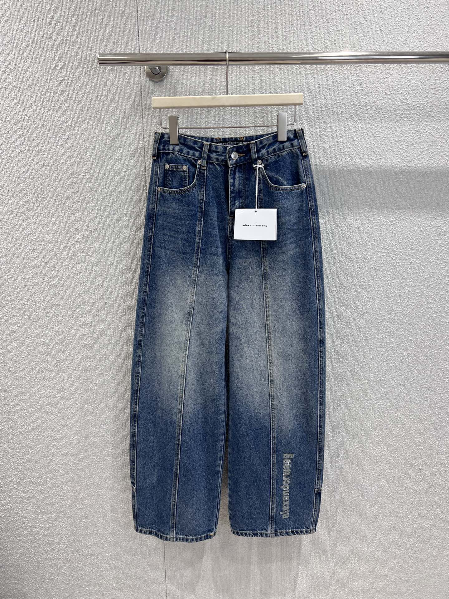 NO:667339,Support exchange of Alexander Wang 26SS early spring new hot diamond denim trousers丨Exclusive high-end version!  Made of retro washed denim fabric, it has an old-fashioned American street accent. The high-waisted wide-leg cut can easily modify the shape of the legs, making the legs longer in seconds. The laser letter printing is combined with hot-drilling technology to reflect the delicate luster under the light. The details show the brand's trendy ingenuity. Loose fit  No matter your body shape, it can be paired with a short top to create a high-street hot girl style, or it can be worn with a simple T-shirt for a casual and casual look. It is an eye-catching tool for the early spring wardrobe. Ready-made S/M/L real shot details, tees, t-shirt, alexander  wang19860909支持换款 Alexander Wang 26SS早春新款烫钻牛仔长裤丨独家高版出品！选用复古水洗丹宁面料,自带做旧的美式街头腔调.高腰阔腿剪裁轻松修饰腿型,秒变大长腿,激光字母印花搭配烫钻工艺,在光线下折射出细腻光泽,细节处尽显品牌的潮流巧思.宽松版型不挑身形,可搭配短款上衣打造高街辣妹风,也能配简约T恤穿出随性休闲感,是早春衣橱的吸睛利器.现货发售S/M/L实拍细节图,,tees，t-shirt, ,Women's clothing
