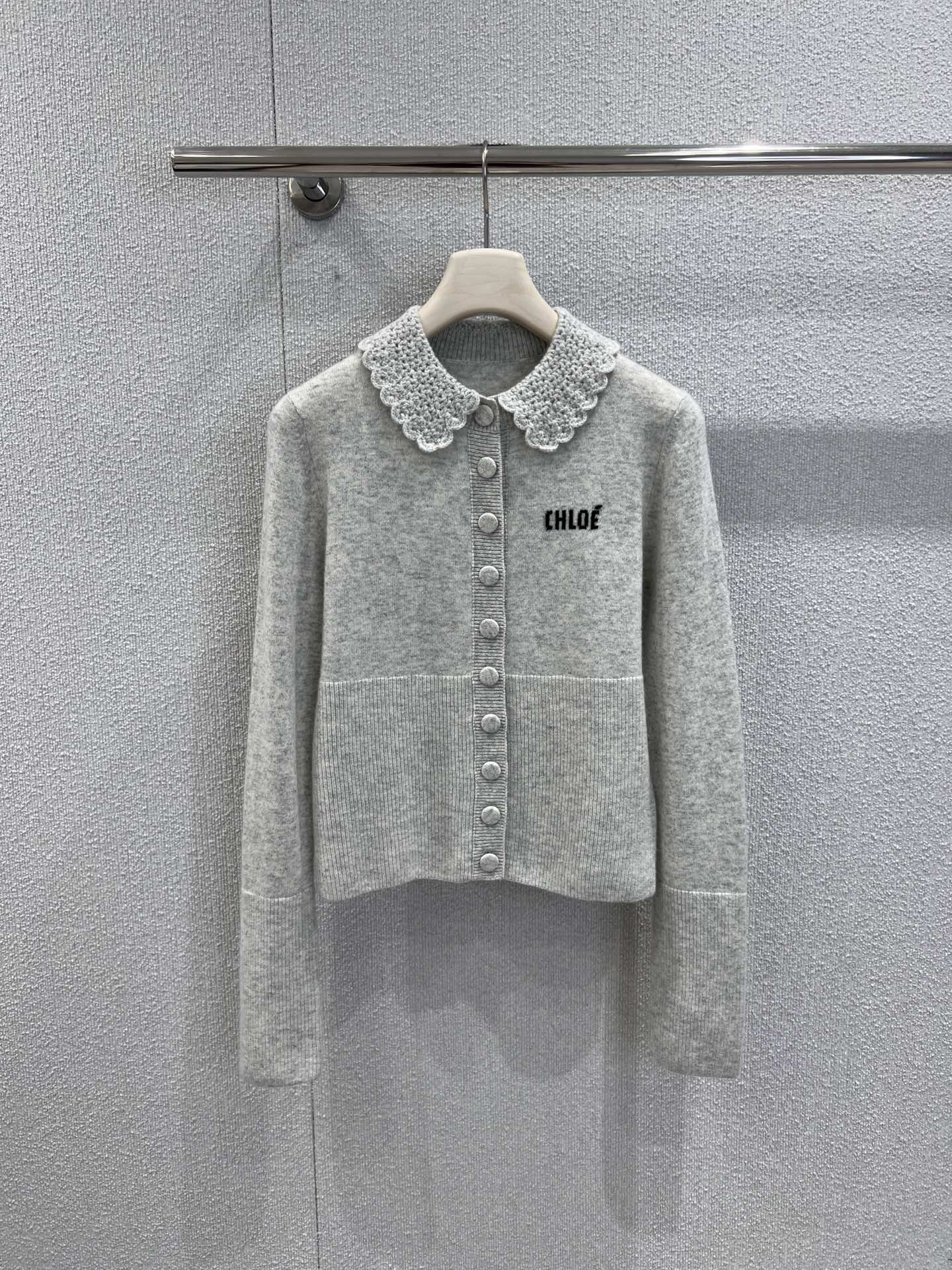 NO:667705,Supports exchange Chl*e 26SS early spring new style lace lapel knitted cardigan丨exclusively developed by yb!  Top quality production!  Unlock the French style with a romantic crochet collar. The delicate knitted texture envelops the tenderness of early spring, and the light base color makes the skin more translucent. The pearl buttons echo the brand logo in a low-key manner, and the slim tailoring outlines graceful lines. It can be worn with a shirt or worn alone to interpret the elegant posture. It is an indispensable temperament item in the wardrobe. Ready-made S/M/L real shot details, shirts, alexander wang19860909支持换款 Chl*e 26SS早春新款 花边翻领针织开衫丨独家yb开发！顶级高版出品！以浪漫钩花领解锁法式格调.细腻针织肌理裹挟着早春的温柔,浅调底色衬得肤色愈发透亮.珍珠纽扣与品牌标识低调呼应,修身剪裁勾勒曼妙线条,内搭衬衫或单穿皆能诠释优雅姿态,是衣橱里不可或缺的气质单品.现货发售S/M/L实拍细节图,,shirts,alexander wang,Women's clothing