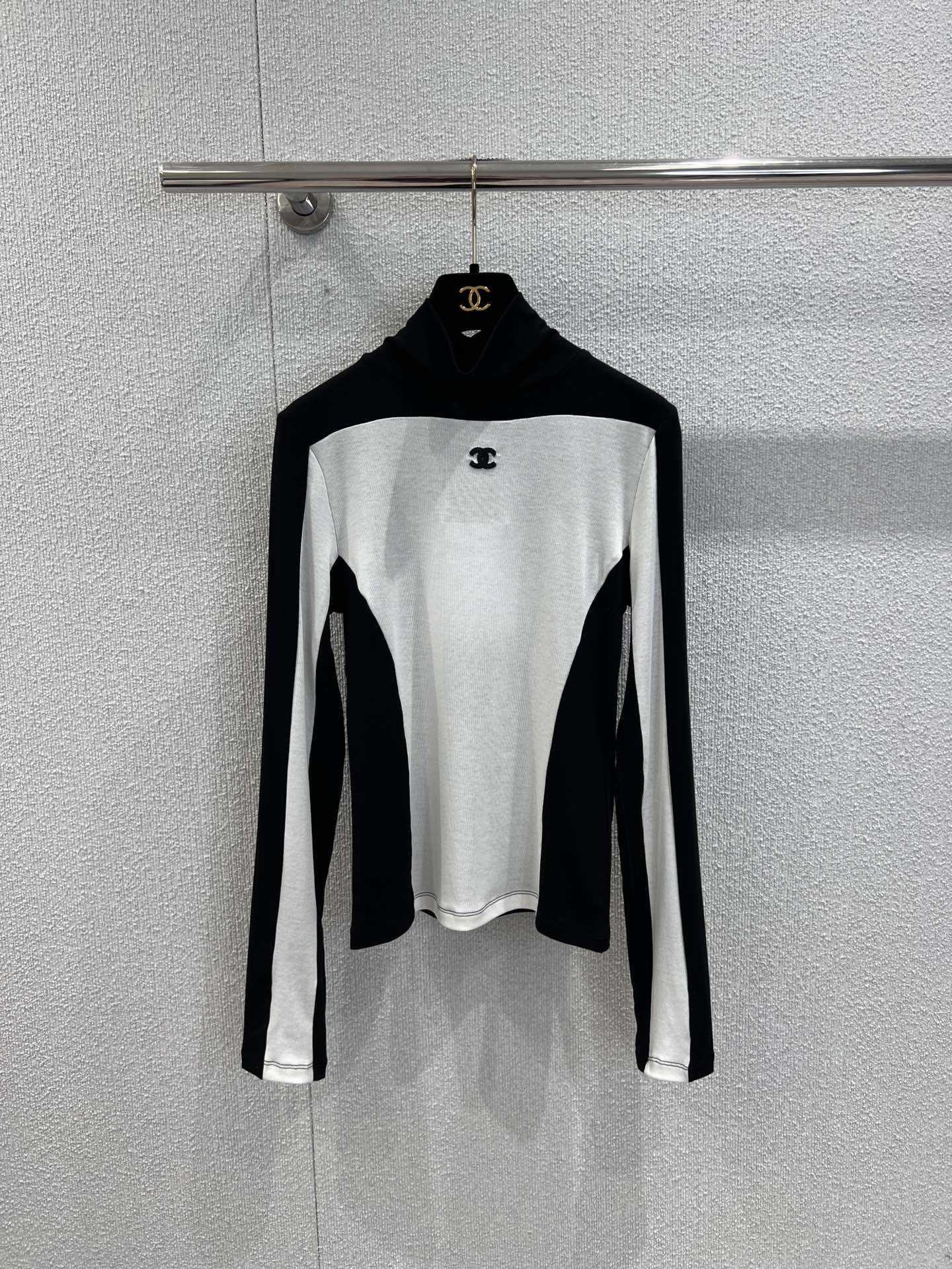 NO:667348,Supports exchange Cha*el 25FW new autumn and winter color-blocked half-turtle collar wool bottoming shirt | Exclusive high-end version!  The contrasting colors of black and white/grey and black outline modern lines, the half-high collar design fits the neck more neatly, and the exquisite logo embroidery on the chest hides the brand style. The soft and skin-friendly wool blend fabric is both comfortable and extensible, and the slim tailoring cleverly outlines the body shape. It can be worn as an inner layer with suits and coats, or can be worn alone to create a simple and high-end daily look. It is a versatile texture item for the autumn and winter wardrobe. Ready for sale S/M/L real shot details,, business  suit, 19860909支持换款 Cha*el 25FW秋冬新款 拼色半高领羊毛打底衫丨独家高版出品！以黑白/灰黑撞色勾勒摩登线条,半高领设计贴合颈部更显利落,胸口精致logo刺绣暗藏品牌格调.软糯亲肤的羊毛混纺面料兼具舒适度与延展性,修身剪裁巧妙勾勒身形,作为内搭可适配西装、大衣,单穿也能打造简约高级的日常造型,是秋冬衣橱的百搭质感单品.现货发售S/M/L实拍细节图,,business suit, ,Women's clothing