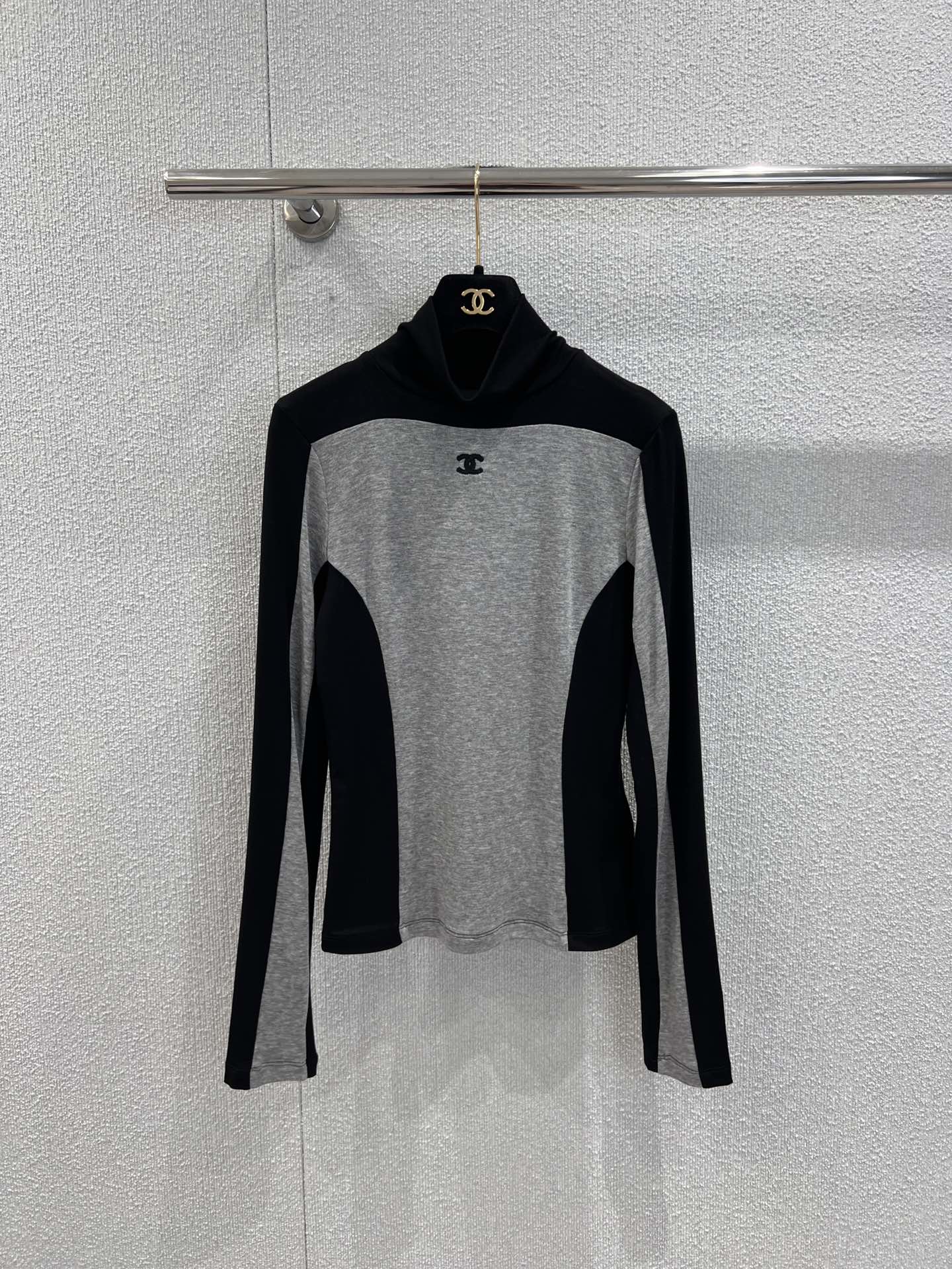 NO:667343,Supports exchange Cha*el 25FW new autumn and winter color-blocked half-turtle collar wool bottoming shirt | Exclusive high-end version!  The contrasting colors of black and white/grey and black outline modern lines, the half-high collar design fits the neck more neatly, and the exquisite logo embroidery on the chest hides the brand style. The soft and skin-friendly wool blend fabric is both comfortable and extensible, and the slim tailoring cleverly outlines the body shape. It can be worn as an inner layer with suits and coats, or can be worn alone to create a simple and high-end daily look. It is a versatile texture item for the autumn and winter wardrobe. Ready for sale S/M/L real shot details,, business  suit, 19860909支持换款 Cha*el 25FW秋冬新款 拼色半高领羊毛打底衫丨独家高版出品！以黑白/灰黑撞色勾勒摩登线条,半高领设计贴合颈部更显利落,胸口精致logo刺绣暗藏品牌格调.软糯亲肤的羊毛混纺面料兼具舒适度与延展性,修身剪裁巧妙勾勒身形,作为内搭可适配西装、大衣,单穿也能打造简约高级的日常造型,是秋冬衣橱的百搭质感单品.现货发售S/M/L实拍细节图,,business suit, ,Women's clothing