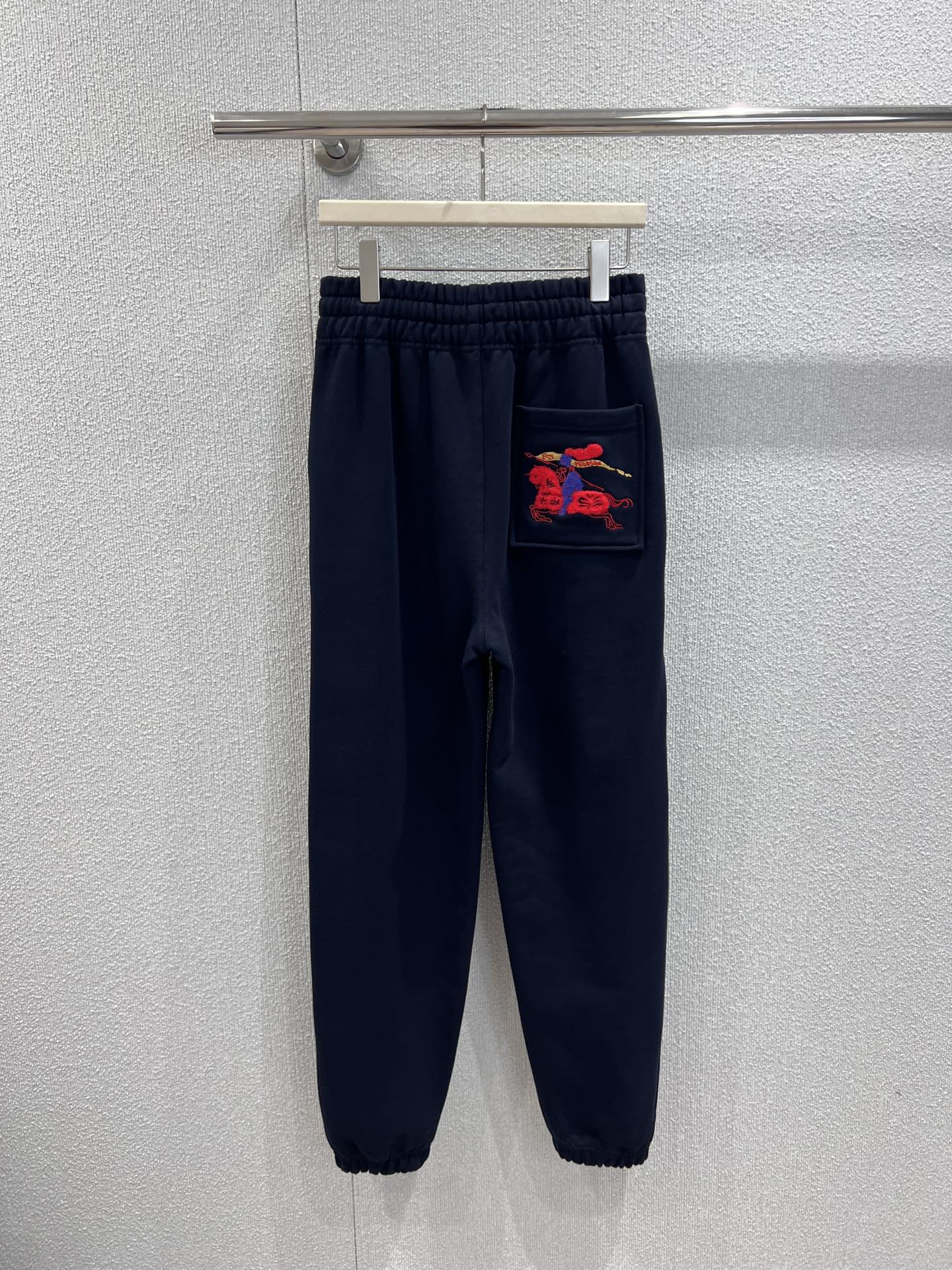 NO:667670,Supports exchange Burber*y 26SS early spring new year new year drawstring sweatpants丨exclusively developed by yb!  Top quality production!  The same style for men and women, with a navy blue background to outline a low-key texture. The watercolor equestrian knight logo embroidery on the back waist injects New Year ingenuity into the classic elements. The color blending process makes the logo more artistic. The soft cotton sweatpants fabric takes into account both comfort and drape. The high-waist drawstring design adapts to different body shapes and the leg-tie version  The shape is neat and versatile. It can be paired with sweatshirts and slim-fitting bottoming shirts to easily create an early spring look that combines British style and casual atmosphere. Ready-made S/M/L real shot details, burberry, hoodie, sweatshirts, alexander  wang19860909支持换款 Burber*y 26SS早春贺岁新款 抽绳卫裤丨独家yb开发！顶级高版出品！男女同款,以藏青底色勾勒低调质感,后腰水彩马术骑士徽标刺绣为经典元素注入新春巧思,色彩晕染的工艺让徽标更具艺术感.柔软的棉质卫裤面料兼顾舒适度与垂坠感,高腰抽绳设计适配不同身形,束脚版型利落百搭,可搭配卫衣、修身打底衫,轻松打造兼具英伦格调与休闲氛围的早春造型.现货发售S/M/L实拍细节图,,burberry,hoodie,sweatshirts, ,Women's clothing