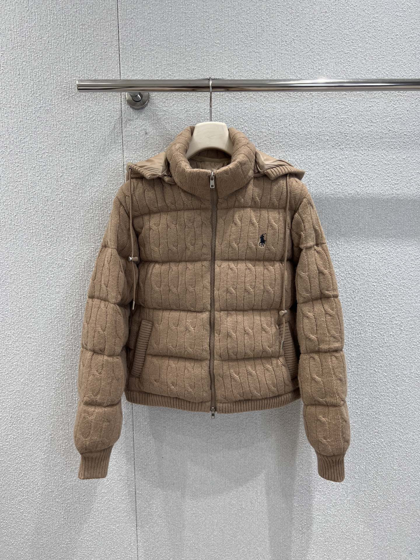 NO:666808,Comes with dust bag Ralph Lau*en 25Fw new autumn and winter old money style wool cable down jacket hooded jacket丨Exclusively developed by yb!  Top quality production!  Use wool cable knitting and down filling to create new tricks!  The soft and waxy wool texture is paired with fluffy down, which is warm and has the lazy texture of an old-money family. The hooded design makes it more casual. The camel color is gentle and noble, and the gray is low-key and versatile. Whether it is paired with jeans or corduroy pants, it is a relaxed outfit with a full autumn and winter atmosphere ~ Ready-made S/M/L real shot details, loro piana, jeans, jackets & coats, down jacket, hats,  19860909配防尘袋 Ralph Lau*en 25Fw秋冬新款 老钱风羊毛绞花羽绒服连帽外套丨独家yb开发！顶级高版出品！把羊毛绞花针织和羽绒填充玩出了新花样！软糯的羊毛肌理搭配蓬松羽绒,暖乎乎还自带老钱家族的慵懒质感,连帽设计更添随性.驼色温柔显贵,灰色低调百搭,不管搭牛仔裤还是灯芯绒裤,都是秋冬氛围感拉满的松弛感穿搭～现货发售S/M/L实拍细节图,,loro piana,jeans,jackets & coats,down jacket,hats, ,Women's clothing