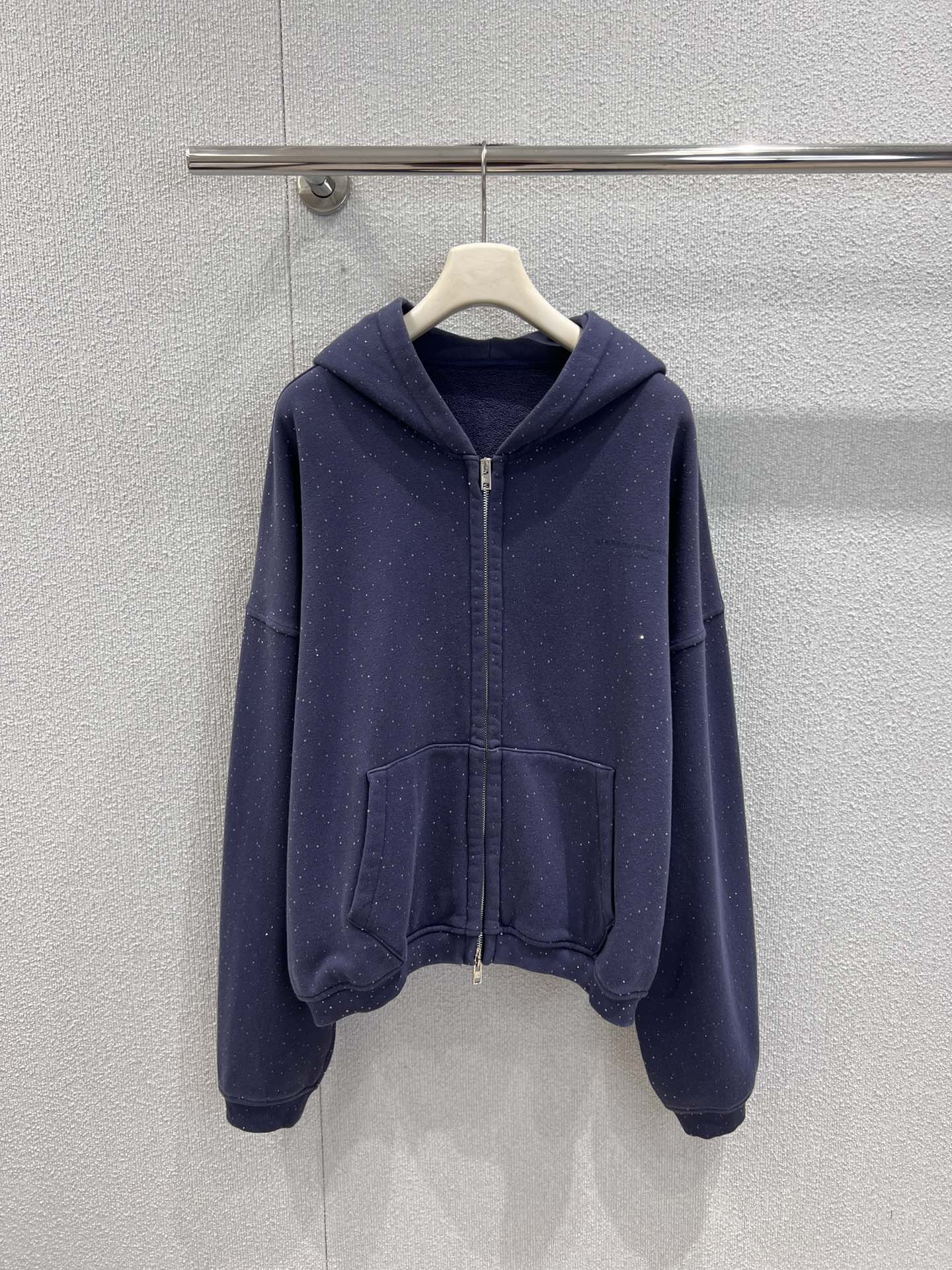 NO:685495,Pants and sweatshirts support the exchange of Alexander*r Wang 25FW new autumn and winter hot diamond zipper hooded sweatshirt set丨exclusively developed by yb!  Top quality production!  The king's street coolness is blended into the texture of hot diamonds. The matte background is intertwined with fine sparkling diamonds, which is low-key and eye-catching in the light. The oversize hooded jacket is paired with wide-leg trousers, which adds a sense of relaxation; the velvet fabric is soft and super warm, and can unlock the lazy style of the high street in autumn and winter when worn alone or layered. Ready-made S/M/L real shot details, versace, alexander wang, hoodie, sweatshirts, jackets & coats, hats,19860909裤子 卫衣支持换款Alexand*r Wang 25FW秋冬新款烫钻拉链连帽卫衣套装丨独家yb开发！顶级高版出品！把大王的街头酷感揉进烫钻肌理.雾面底色交织细闪烫钻,光线下低调又吸睛,oversize连帽外套搭配阔腿长裤,松弛感拉满；加绒面料软乎乎超保暖,单穿叠搭都能解锁秋冬的高街慵懒范.现货发售S/M/L实拍细节图,,versace,alexander wang,hoodie,sweatshirts,jackets & coats,hats,,Women's clothing