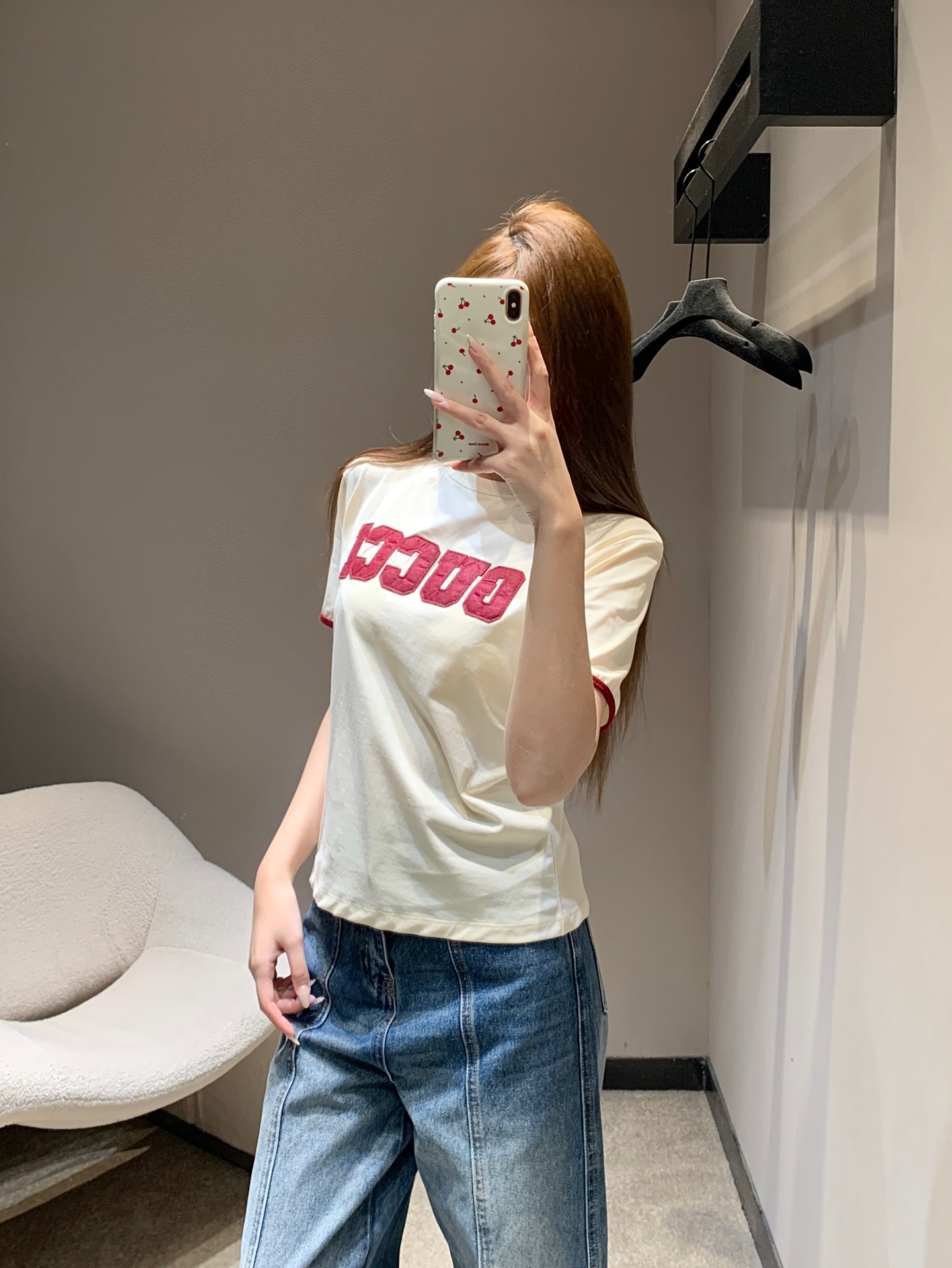 NO:667335,Gucc* 26SS early spring new style letter patch embroidered short-sleeved T-shirt丨Exclusive high-end version!  The off-white background color is paired with burgundy appliqué embroidered letters, and the contrasting colors create a retro Italian style. The soft, skin-friendly cotton fabric brings a comfortable wearing experience, and the burgundy piping on the cuffs echoes the letter elements. The details show the brand's ingenuity. The simple short version is suitable for high-waisted pants and skirts.  , it is easy to create a lazy and casual early spring look. It is a light luxury basic model that is both recognizable and practical. Available in stock S/M/L, gucci, skirts, T-shirt, tees, t-shirt, alexander  wang19860909Gucc* 26SS早春新款 字母贴布绣短袖T恤丨独家高版出品！以米白底色搭配酒红贴布绣字母,撞色碰撞出复古意式风情.柔软亲肤的棉质面料带来舒适穿着体验,袖口酒红滚边与字母元素相呼应,细节处尽显品牌巧思.简约的短款版型适配高腰裤、半裙,轻松打造慵懒随性的早春造型,是兼具辨识度与实穿性的轻奢基础款.现货发售S/M/L,,gucci,skirts,T-shirt,tees，t-shirt, ,Women's clothing