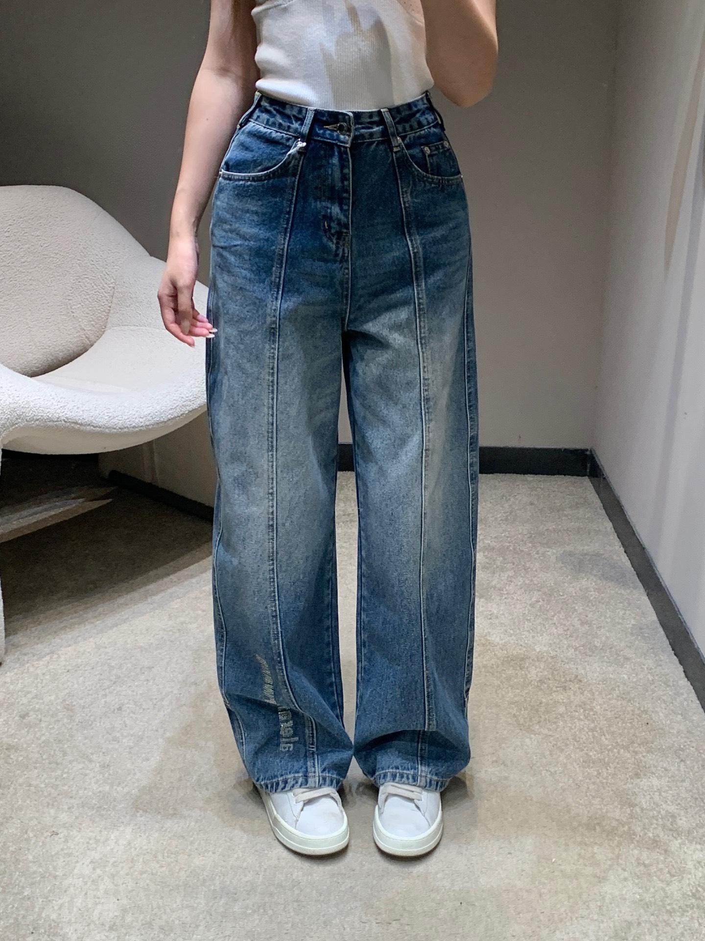 NO:667342,Alexander Wang 26SS early spring new hot diamond denim trousers丨Exclusive high-end version!  Made of vintage washed denim fabric, it has an old-fashioned American street accent. The high-waisted wide-leg cut can easily modify the leg shape, making the legs longer in seconds. The laser letter printing is combined with hot-drilling technology to reflect a delicate luster under the light. The details show the brand's trendy ingenuity. Wide  The loose fit is not flattering on your body shape. It can be paired with a short top to create a high-street hot girl style. It can also be worn with a simple T-shirt for a casual and casual look. It is an eye-catching tool for the early spring wardrobe. Available in stock S/M/L, tees, t-shirt, alexander  wang19860909Alexander Wang 26SS早春新款烫钻牛仔长裤丨独家高版出品！选用复古水洗丹宁面料,自带做旧的美式街头腔调.高腰阔腿剪裁轻松修饰腿型,秒变大长腿,激光字母印花搭配烫钻工艺,在光线下折射出细腻光泽,细节处尽显品牌的潮流巧思.宽松版型不挑身形,可搭配短款上衣打造高街辣妹风,也能配简约T恤穿出随性休闲感,是早春衣橱的吸睛利器.现货发售S/M/L,,tees，t-shirt, ,Women's clothing