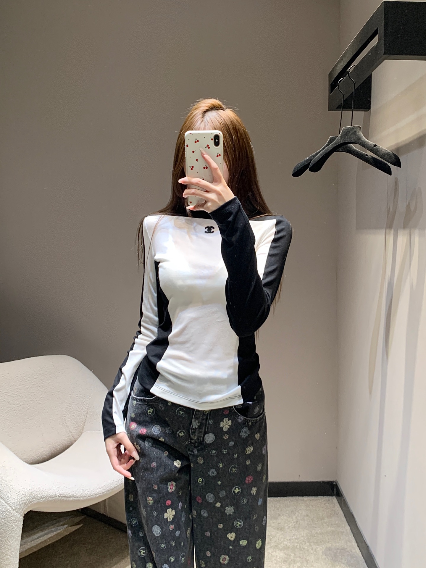 NO:667349,Cha*el 25FW new autumn and winter color-blocked half-turtle collar wool bottoming shirt | Exclusive high-end version!  The contrasting colors of black and white/grey and black outline modern lines, the half-high collar design fits the neck more neatly, and the exquisite logo embroidery on the chest hides the brand style. The soft and skin-friendly wool blend fabric is both comfortable and extensible, and the slim tailoring cleverly outlines the body shape. It can be worn as an inner layer with suits and coats, or can be worn alone to create a simple and high-end daily look. It is a versatile texture item for autumn and winter wardrobes. Available now S/M/L, business suit, alexander  wang19860909Cha*el 25FW秋冬新款 拼色半高领羊毛打底衫丨独家高版出品！以黑白/灰黑撞色勾勒摩登线条,半高领设计贴合颈部更显利落,胸口精致logo刺绣暗藏品牌格调.软糯亲肤的羊毛混纺面料兼具舒适度与延展性,修身剪裁巧妙勾勒身形,作为内搭可适配西装、大衣,单穿也能打造简约高级的日常造型,是秋冬衣橱的百搭质感单品.现货发售S/M/L,,business suit, ,Women's clothing