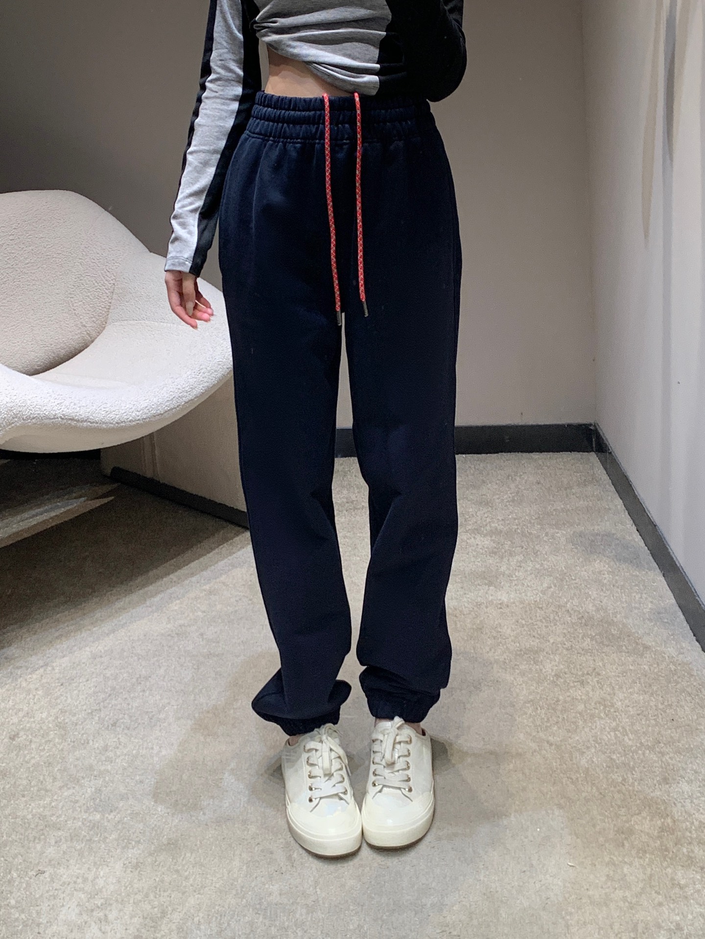 NO:667673,Burber*y 26SS New Year's new drawstring sweatpants for early spring丨Exclusively developed by yb!  Top quality production!  The same style for men and women, with a navy blue background to outline a low-key texture. The watercolor equestrian knight logo embroidery on the back waist injects New Year ingenuity into the classic elements. The color blending process makes the logo more artistic. The soft cotton sweatpants fabric takes into account both comfort and drape. The high-waist drawstring design adapts to different body shapes.  The leg-locking version is neat and versatile, and can be paired with sweatshirts and slim-fitting bottoming shirts to easily create an early spring look that combines British style with a casual atmosphere. Available now in S/M/L, burberry, hoodie, sweatshirts, alexander  wang19860909Burber*y 26SS早春贺岁新款 抽绳卫裤丨独家yb开发！顶级高版出品！男女同款,以藏青底色勾勒低调质感,后腰水彩马术骑士徽标刺绣为经典元素注入新春巧思,色彩晕染的工艺让徽标更具艺术感.柔软的棉质卫裤面料兼顾舒适度与垂坠感,高腰抽绳设计适配不同身形,束脚版型利落百搭,可搭配卫衣、修身打底衫,轻松打造兼具英伦格调与休闲氛围的早春造型.现货发售S/M/L,,burberry,hoodie,sweatshirts, ,Women's clothing