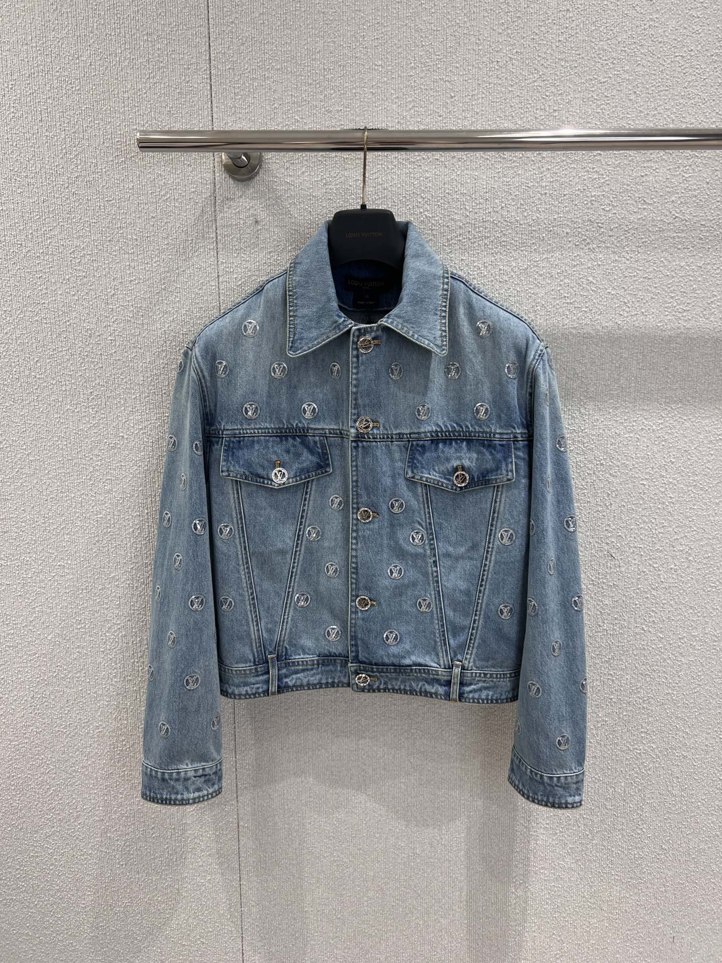 NO:667694,Support exchange of Louis Vuitton 26SS early spring heavy sequin embroidered denim jacket丨exclusively developed by yb!  Top quality production!  It is based on classic denim and incorporates LV's iconic presbyopic sequin embroidery technology. Every embroidery reflects a delicate luster and is full of heavy-duty texture. The retro washed denim fabric is soft and crisp, and the loose tailoring adapts to various body shapes. It perfectly blends French elegance and street denim style and is the finishing touch for early spring looks. Ready-made S/M/L real shot details,, louis vuitton, louis vuitton, jackets &  coats, 19860909支持换款 Louis Vuitton 26SS早春重工亮片绣花牛仔夹克丨独家yb开发！顶级高版出品！以经典丹宁为基底,融入LV标志性老花亮片绣花工艺,每一处刺绣都折射出细腻光泽,重工质感拉满.复古水洗牛仔面料柔软且挺括,宽松剪裁适配各种身形,将法式奢雅与街头丹宁风完美融合,是早春造型的点睛之选.现货发售S/M/L实拍细节图,,louis vuitton,louis vuitton,jackets & coats, ,Women's clothing