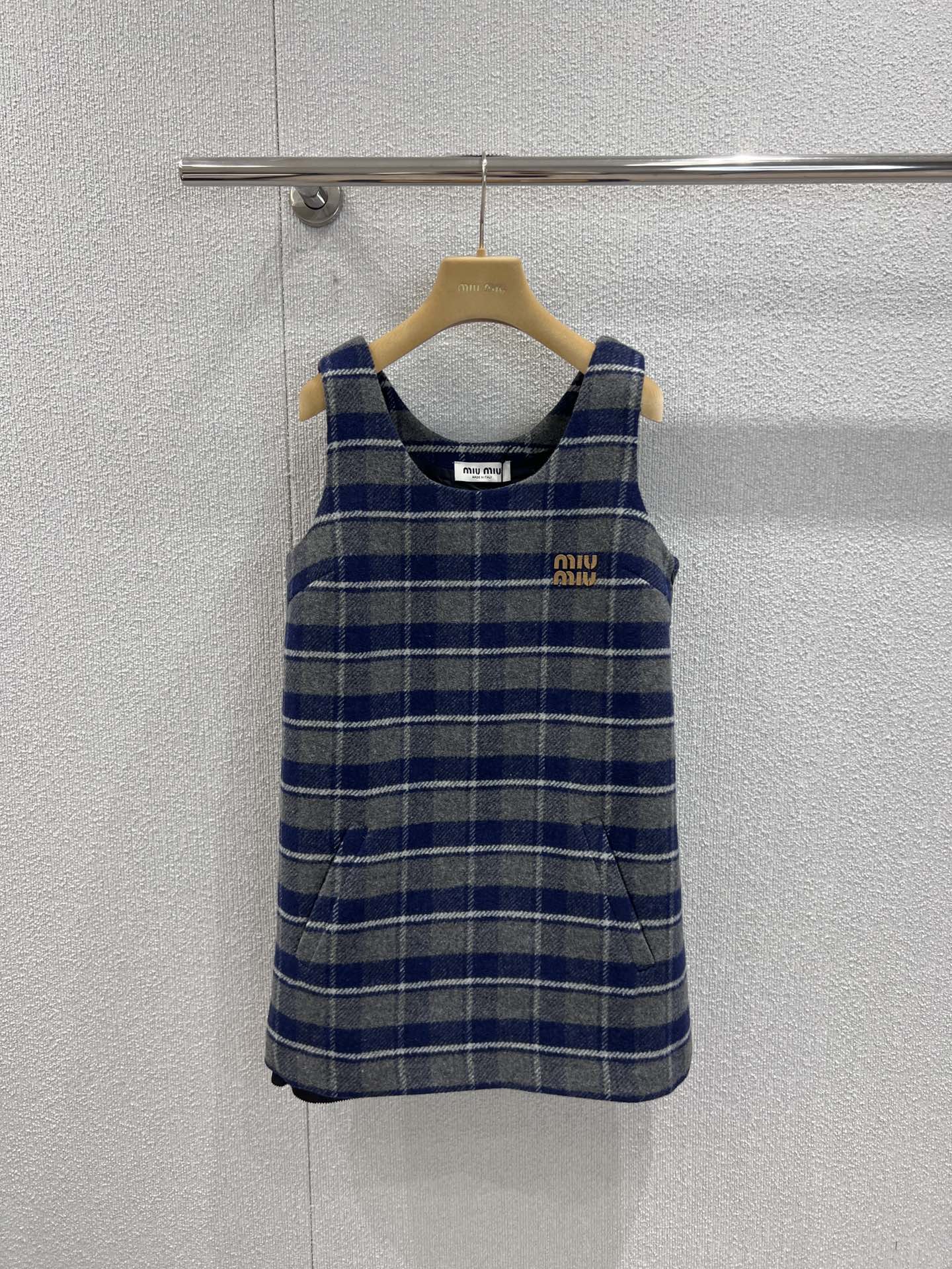 NO:667676,Support exchange Miumi* 25FW new autumn and winter plaid wool suspender skirt丨Exclusively developed by yb!  Top quality production!  The blue and gray plaid outlines the retro tone, and the wool fabric is soft and warm, suitable for the gentle texture of autumn and winter. The short silhouette is neat and playful, the U-shaped neckline is matched with the brand's embroidered logo, and the details show the agility and sophistication of a girl. Sleeveless design  The design can be layered with knitted sweaters and turtlenecks to unlock multiple outfit ideas. It is the perfect choice to create a sweet and cool college style. Available now, S/M/L real shot details, miumiu, skirts, alexander  wang19860909支持换款 Miumi* 25FW秋冬新款 格纹羊毛吊带裙丨独家yb开发！顶级高版出品！以蓝灰格纹勾勒复古腔调,羊毛面料揉合柔软与暖意,适配秋冬的温柔质感.短款廓形利落俏皮,U型领口搭配品牌刺绣徽标,细节处尽显缪系少女的灵动精致.无袖设计可叠搭针织衫、高领内搭,解锁多元穿搭思路,是打造甜酷学院风的点睛之选.现货发售S/M/L实拍细节图,,miumiu,skirts, ,Women's clothing
