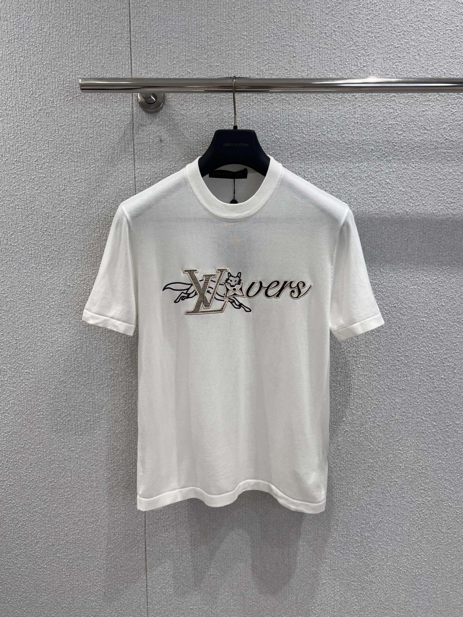 NO:683738,Support exchange Louis Vu*itton 26Ss early spring new style little fox logo round neck short-sleeved T-shirt丨Exclusively developed by yb!  Top quality production!  Just the right balance between the sophistication of luxury brands and the relaxation of everyday life!  The three-dimensional embroidered little fox shuttles between the letters, which is cute and stylish. The high-count pure cotton fabric is skin-friendly and breathable. The loose round-neck cut is suitable for commuting and shopping. It is enough to be eye-catching when worn alone. Ready-made S/M/L real shot details, louis vuitton, T-shirt, tees, t-shirt,19860909支持换款 Louis Vu*itton 26Ss早春新款 小狐狸logo圆领短袖T恤丨独家yb开发！顶级高版出品！把奢牌的精致和日常的松弛感平衡得刚刚好！立体刺绣的小狐狸穿梭在字母间,萌趣又不失格调,高支纯棉面料亲肤透气,宽松圆领剪裁适配通勤、逛街各种场景,单穿就足够亮眼.现货发售S/M/L实拍细节图,,louis vuitton,T-shirt,tees，t-shirt,,Women's clothing