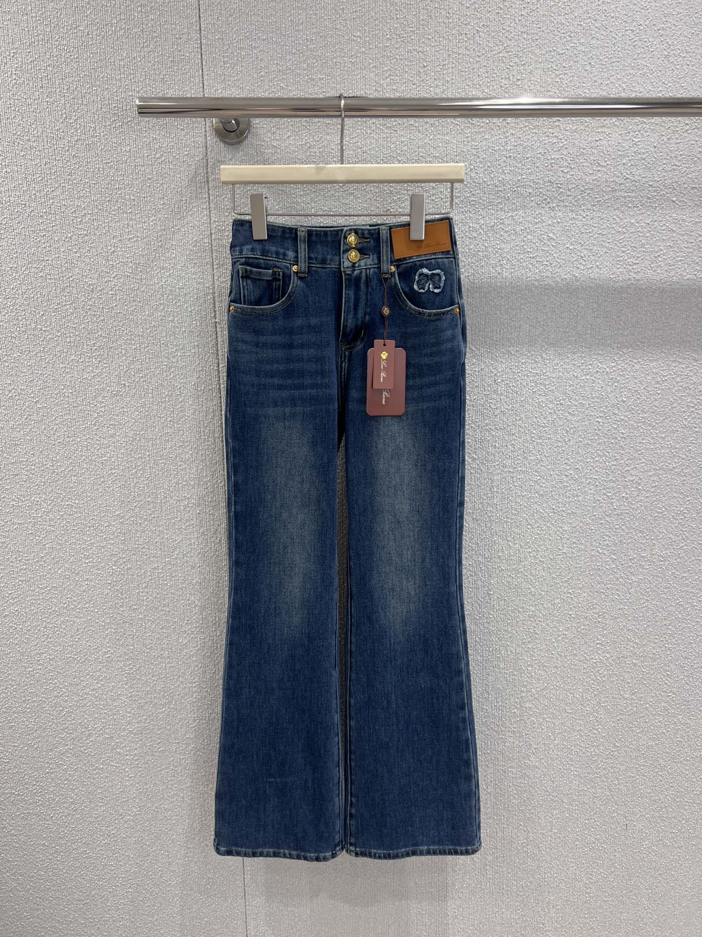 NO:685464,Supports exchange Loro piana* 26Ss early spring new two-button bow jeans丨Exclusive high-end version!  Italian elegance is blended into the denim texture. The deep-sea washed blue tone brings out the warm texture, the high-waisted two-button design raises the waistline, and the bow embroidery on the back waist is a hidden girlish heart detail; the slightly flared version fits the leg shape and makes the legs slimmer, and the denim fabric is soft but not collapsed. In early spring, it can be worn with knitted sweaters and thin shirts to look lazy and elegant. S/M/L real-shot details of ready-made products, loro piana, jeans, shirts,19860909支持换款 Loro piana* 26Ss早春新款 两粒扣蝴蝶结牛仔裤丨独家高版出品！把意式优雅揉进丹宁肌理.深海洗蓝调衬出温润质感,高腰两粒扣设计拉高腰线,后腰蝴蝶结刺绣是暗藏的少女心细节；微喇版型贴合腿型又显修长,丹宁面料软而不塌,早春搭针织衫、薄衬衫都能穿出慵懒贵气.现货发售S/M/L实拍细节图,,loro piana,jeans,shirts,,Women's clothing