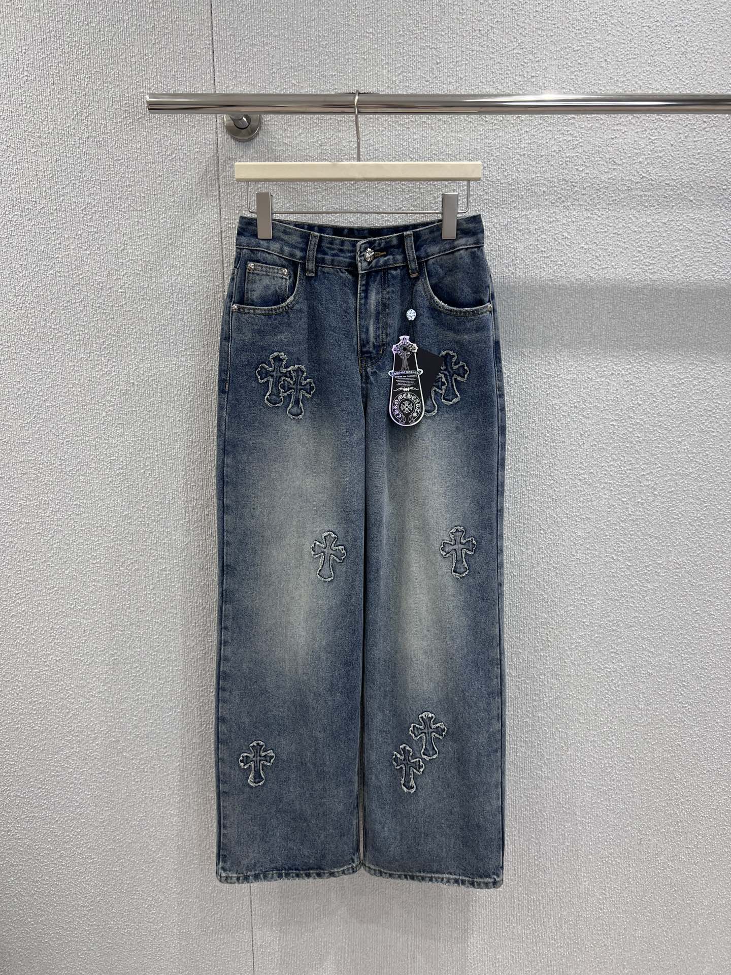 NO:685453,Supports exchange of styles Chorme heart* 26Ss early spring new style patch embroidered cross jeans丨Exclusive high-end version!  The hard-core aesthetics of the silver jewelery family are blended into the denim texture. The retro washed blue tone brings out the old texture, and the three-dimensional appliqué embroidery crosses are all over the trousers, making them highly recognizable on the high street. The straight wide-leg version hides the flesh and shows the length of the legs. The denim fabric is crisp and not soft. You can wear it with a short top in early spring to look like an American high street style. Ready-made S/M/L real shot details,,jeans,19860909支持换款 Chorme heart* 26Ss早春新款 贴布绣十字架牛仔裤丨独家高版出品！把银饰世家的硬核美学揉进丹宁肌理.复古水洗蓝调衬出做旧质感,立体贴布绣十字架铺满裤身,高街辨识度拉满；直筒阔腿版型藏肉又显腿长,丹宁面料挺括不软塌,早春搭短款上衣就能穿出美式高街范.现货发售S/M/L实拍细节图,,jeans,,Women's clothing