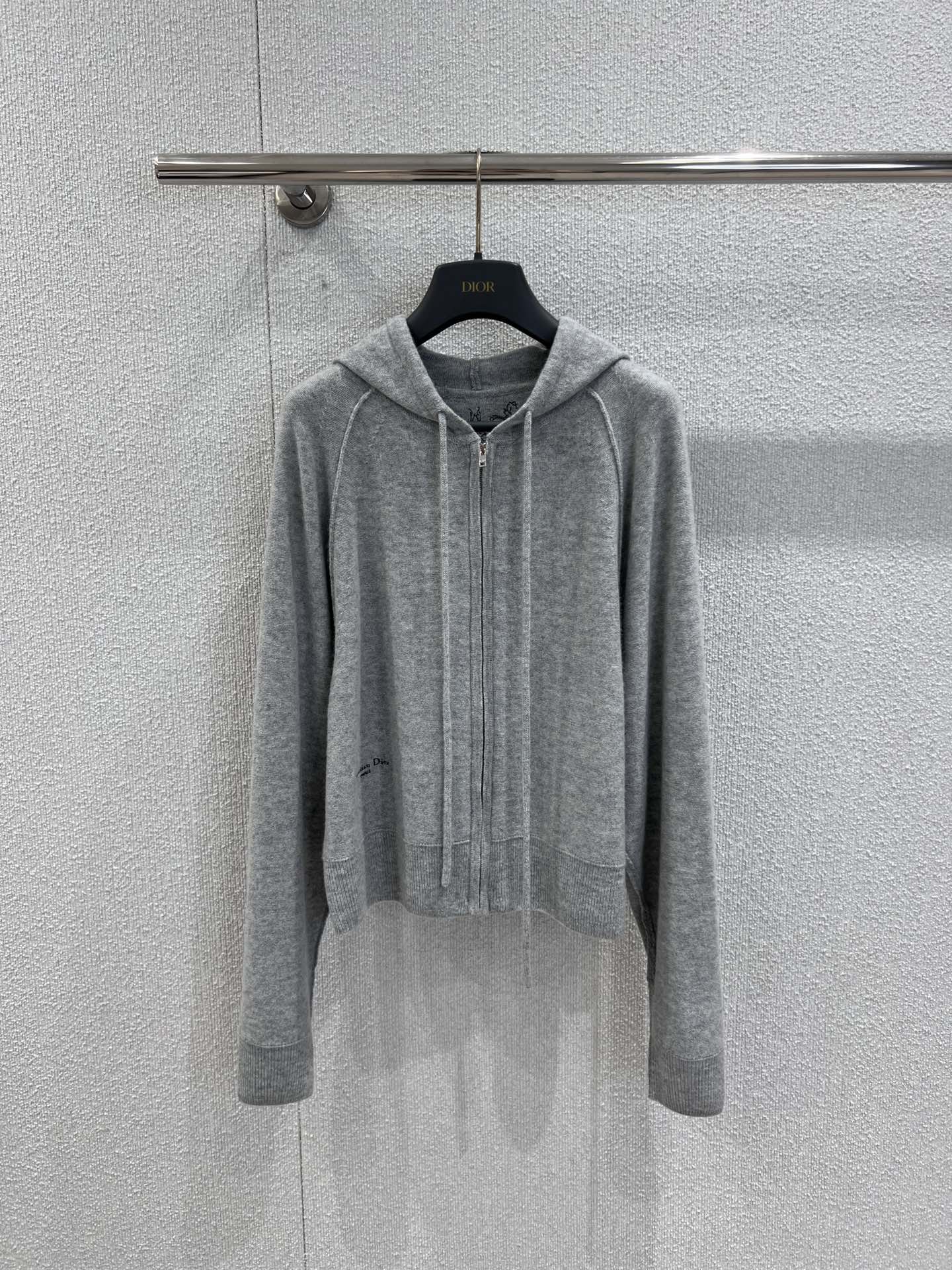 NO:667698,Support exchange Dio* 26SS early spring new gray cashmere knitted hooded cardigan丨exclusively developed by yb!  Top quality production!  Selected fine cashmere fabric, soft and skin-friendly, light and warm. The embroidery of flower and butterfly symbols on the back hides ingenuity and outlines French romance in a low-key manner; the loose hooded tailoring is lazy and casual, and paired with wide-leg pants of the same series to create an all-in-one relaxed look, it is the best choice for luxury comfort and style in early spring. Available now in S/M/L real shot details, dior, hats, alexander wang19860909支持换款 Dio* 26SS早春新款 灰色山羊绒针织连帽开衫丨独家yb开发！顶级高版出品！甄选细腻山羊绒面料,触感软糯亲肤,轻盈又保暖.后背花卉蝴蝶符号刺绣暗藏巧思,低调勾勒法式浪漫；宽松连帽剪裁慵懒随性,搭配同系列阔腿裤打造一体式松弛感造型,是早春奢享舒适与格调的不二之选.现货发售S/M/L实拍细节图,,dior,hats,alexander wang,Women's clothing