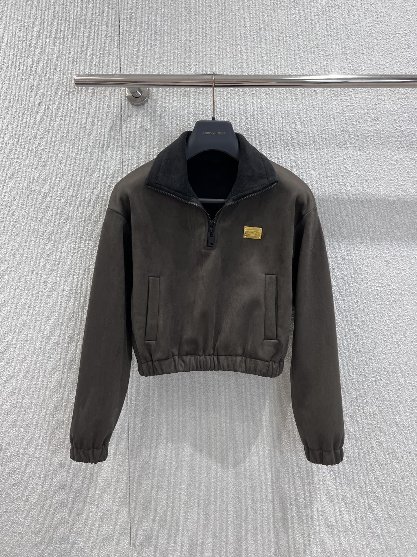 NO:667688,Support exchange Louis Vuitto* 25Fw early autumn new style retro style half-zip short windproof top + contrasting waist drawstring trousers set exclusive high version!  The all-over suede and velvet thickening material and the iconic hardware logo badge highlight the brand's tone. The contrasting color waist drawstring of the pants matches the retro color of the top. It is a perfect set and adds a sense of layering to the look. It has a high wear rate and is absolutely versatile!  Ready sale S/M/L real shot details,,louis vuitton,chamois leather, 19860909支持换款Louis Vuitto* 25Fw早秋新款 复古风半拉链短款防风上衣+撞色腰抽绳长裤套装独家高版出品！通体麂皮绒加绒加厚材质标志性五金徽标胸章 彰显品牌调性 裤子撞色腰抽绳配合上衣复古颜色上下乎应 完美成套 增添造型层次感 实穿率超高, 绝对百搭的款式！现货发售S/M/L实拍细节图,,louis vuitton,chamois leather, ,Women's clothing