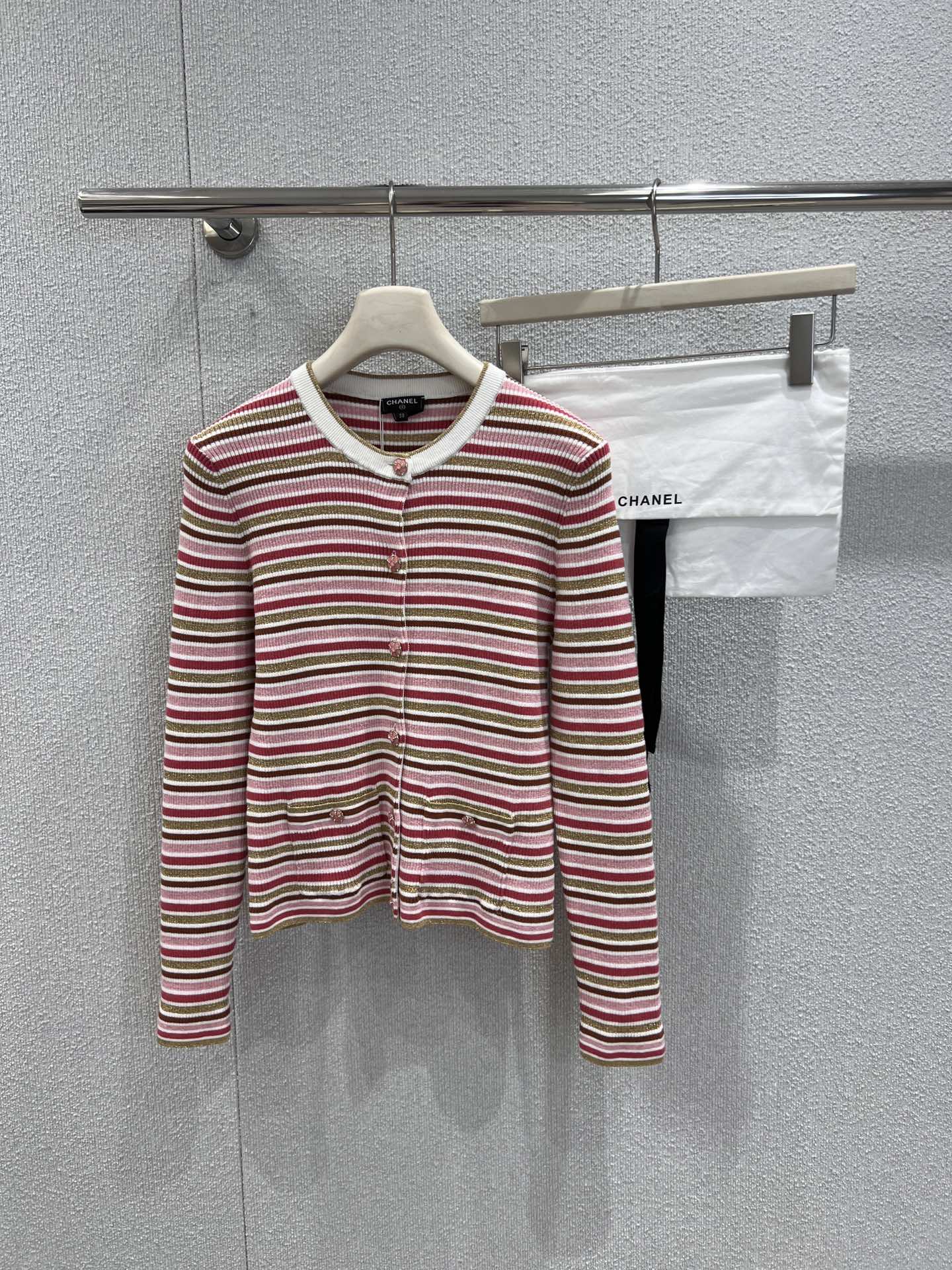 NO:685485,Supports exchange Cha*el 26C Advanced Handicraft Workshop Series Striped Contrast Color Button Knitted Cardigan丨Exclusive high-end version!  The ingenuity of Paris haute couture is blended into the striped texture. The contrasting pink and gold stripes interweave the sweet and luxurious feeling of spring. The pitted knitted fabric fits the body shape and hides the flesh. The metal contrasting buttons are the signature delicate details of Chanel. The round neck slim fit with skirts and wide-leg pants can unlock the elegance and sweetness of early spring. Ready-made S/M/L real shot details, chanel, skirts,19860909支持换款 Cha*el 26C高级手工坊系列 条纹撞色纽扣针织开衫丨独家高版出品！把巴黎高定的巧思揉进条纹肌理.粉金撞色条纹交织出春日甜奢感,坑条针织贴合身形又藏肉,金属撞色纽扣是香家标志性的精致细节,圆领修身版型搭半裙、阔腿裤都能解锁早春的优雅甜酷.现货发售S/M/L实拍细节图,,chanel,skirts,,Women's clothing