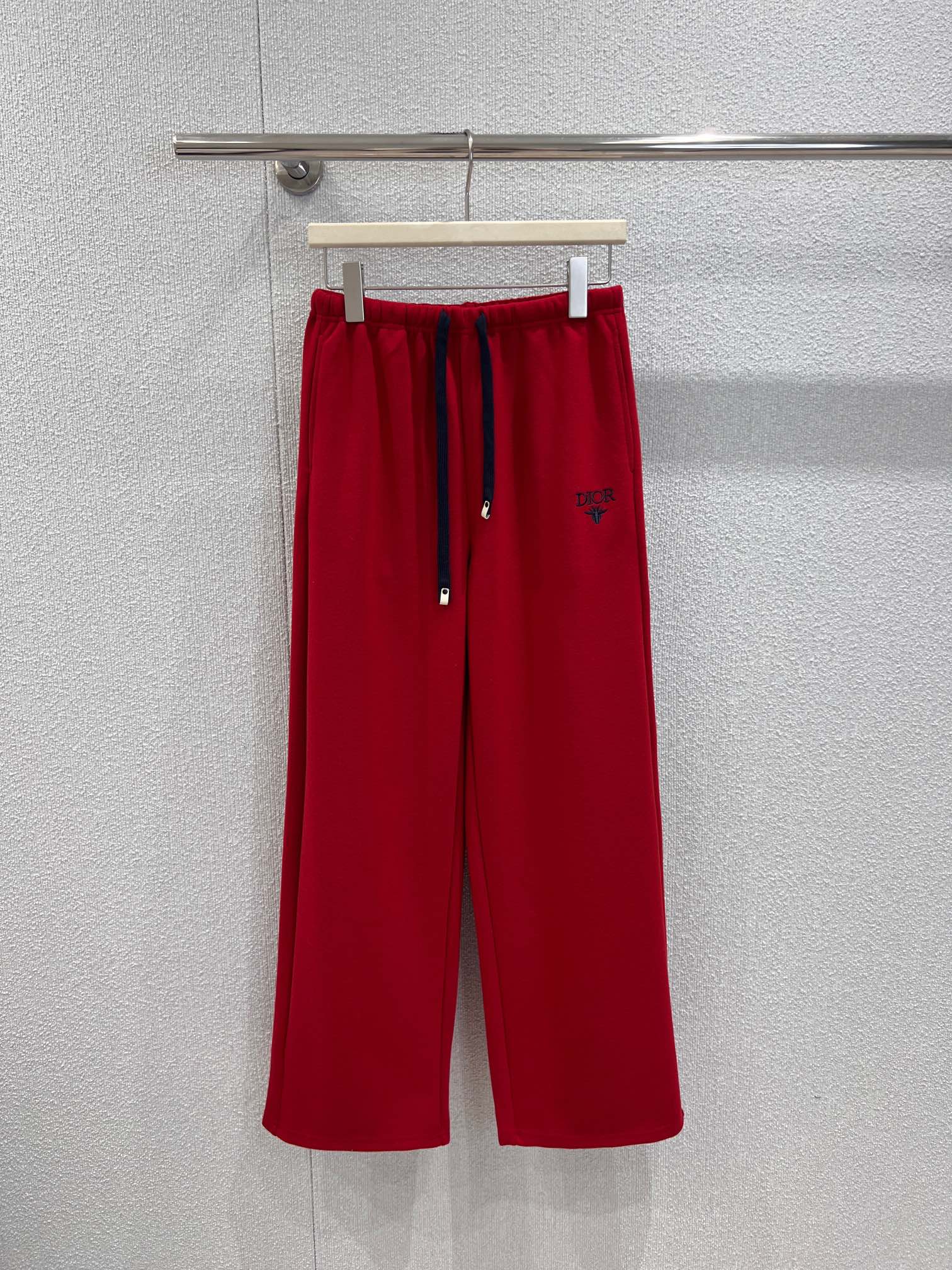 NO:667684,Support exchange Dio* 25FW new autumn and winter casual trousers with letter bee embroidery丨Exclusive high-end version!  The metal buckle at the end of the rope is a low-key sophistication; the embroidery on the trousers is the iconic element of the brand, not exaggerated but self-recognizable; the soft and stylish fabrics, wide-leg tailoring can hide the flesh without looking bulky like ordinary sweatpants, and make you look slim when you walk with style. Actual details of S/M/L on sale now, dior,  19860909支持换款 Dio* 25FW秋冬新款 字母蜜蜂刺绣休闲长裤丨独家高版出品！绳端的金属扣是低调的精致感；裤身的刺绣,是品牌标志性元素,不浮夸却自带辨识度；软而有型的面料,阔腿剪裁既能藏肉,又不会像普通卫裤那样显臃肿,走路带风还显瘦.现货发售S/M/L实拍细节图,,dior, ,Women's clothing