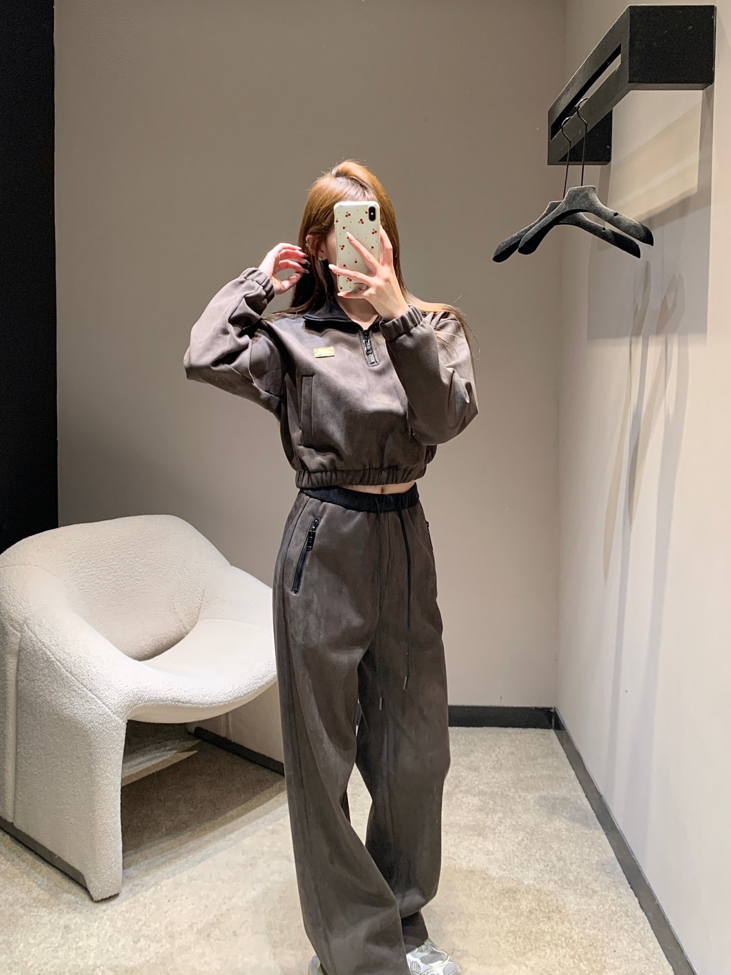 NO:667691,Louis Vuitto* 25Fw Early Autumn New Style Retro Style Half-Zip Short Windproof Top + Contrast Color Waist Drawstring Pants Set Exclusive High Edition!  The all-over suede and velvet thickening material and the iconic hardware logo badge highlight the brand's tone. The contrasting color waist drawstring of the pants matches the retro color of the top. It is a perfect set and adds a sense of layering to the look. It has a high wear rate and is absolutely versatile!  Available in stock S/M/L, louis vuitton, chamois leather,  19860909Louis Vuitto* 25Fw早秋新款 复古风半拉链短款防风上衣+撞色腰抽绳长裤套装独家高版出品！通体麂皮绒加绒加厚材质标志性五金徽标胸章 彰显品牌调性 裤子撞色腰抽绳配合上衣复古颜色上下乎应 完美成套 增添造型层次感 实穿率超高, 绝对百搭的款式！现货发售S/M/L,,louis vuitton,chamois leather, ,Women's clothing