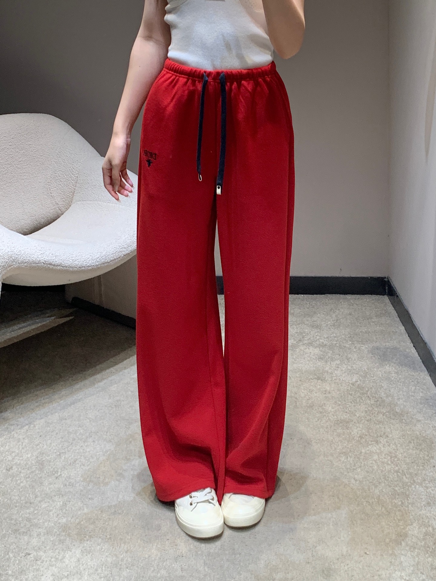 NO:667685,Dio* 25FW autumn and winter new style casual trousers with letter bee embroidery丨Exclusive high-end version!  The metal buckle at the end of the rope is a low-key sophistication; the embroidery on the trousers is the brand's iconic element, not exaggerated but self-recognizable; the soft and stylish fabric, wide-leg tailoring can hide the flesh without looking bloated like ordinary sweatpants, and make you look slim when walking. Ready for sale S/M/L, dior,  19860909Dio* 25FW秋冬新款 字母蜜蜂刺绣休闲长裤丨独家高版出品！绳端的金属扣是低调的精致感；裤身的刺绣,是品牌标志性元素,不浮夸却自带辨识度；软而有型的面料,阔腿剪裁既能藏肉,又不会像普通卫裤那样显臃肿,走路带风还显瘦.现货发售S/M/L,,dior, ,Women's clothing