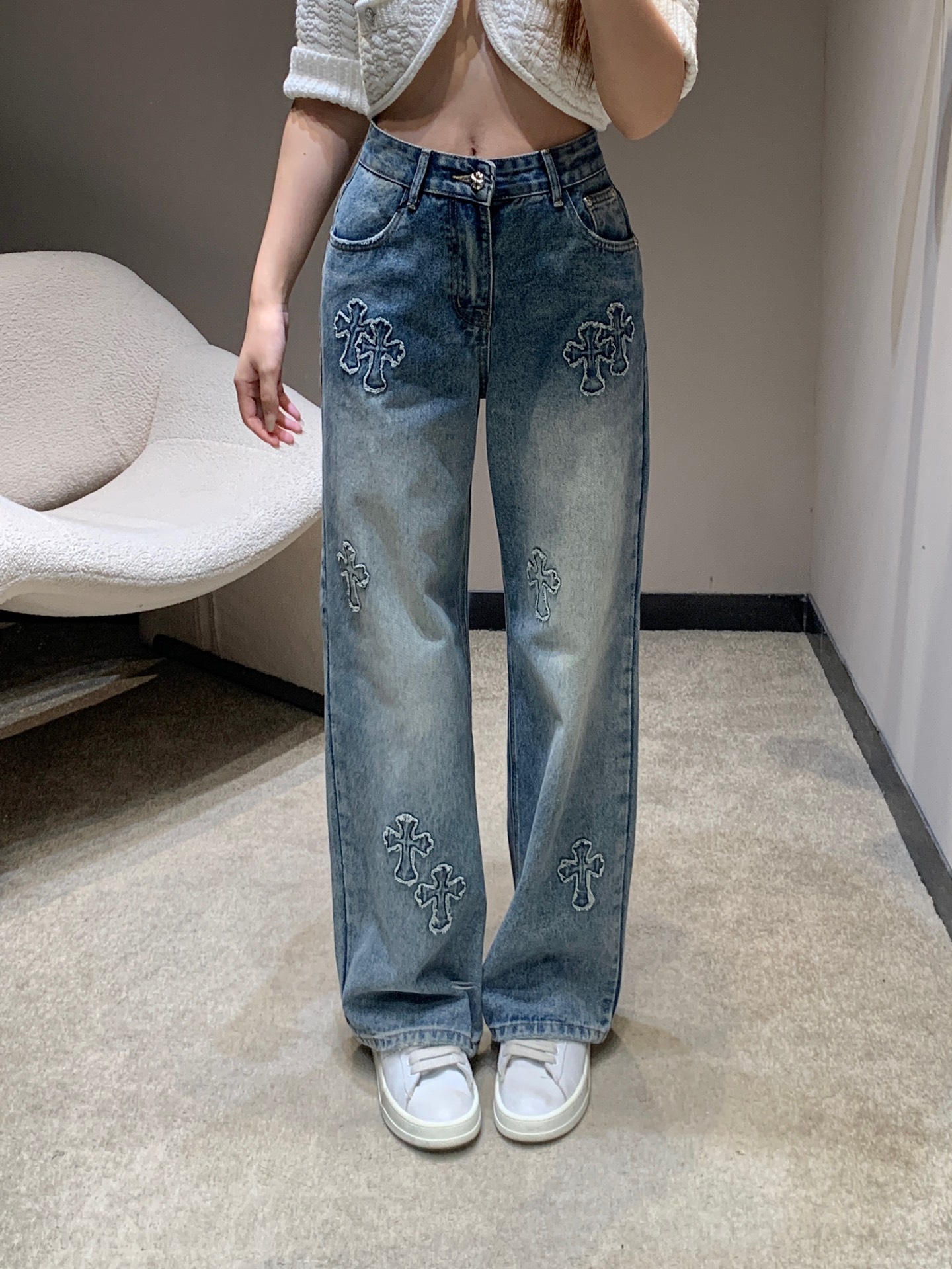 NO:685459,Chorme heart* 26Ss early spring new style patch embroidered cross jeans丨Exclusive high-end version!  The hard-core aesthetics of the silver jewelery family are blended into the denim texture. Retro washed blue tones bring out the aged texture, and three-dimensional appliqué embroidery crosses are spread all over the trousers, making them highly recognizable on the high street; the straight wide-leg version hides the flesh and shows the length of the legs, and the denim fabric is crisp and not soft. You can wear it with a short top in early spring to look like an American high street style. Available now S/M/L,,jeans,19860909Chorme heart* 26Ss早春新款 贴布绣十字架牛仔裤丨独家高版出品！把银饰世家的硬核美学揉进丹宁肌理.复古水洗蓝调衬出做旧质感,立体贴布绣十字架铺满裤身,高街辨识度拉满；直筒阔腿版型藏肉又显腿长,丹宁面料挺括不软塌,早春搭短款上衣就能穿出美式高街范.现货发售S/M/L,,jeans,,Women's clothing