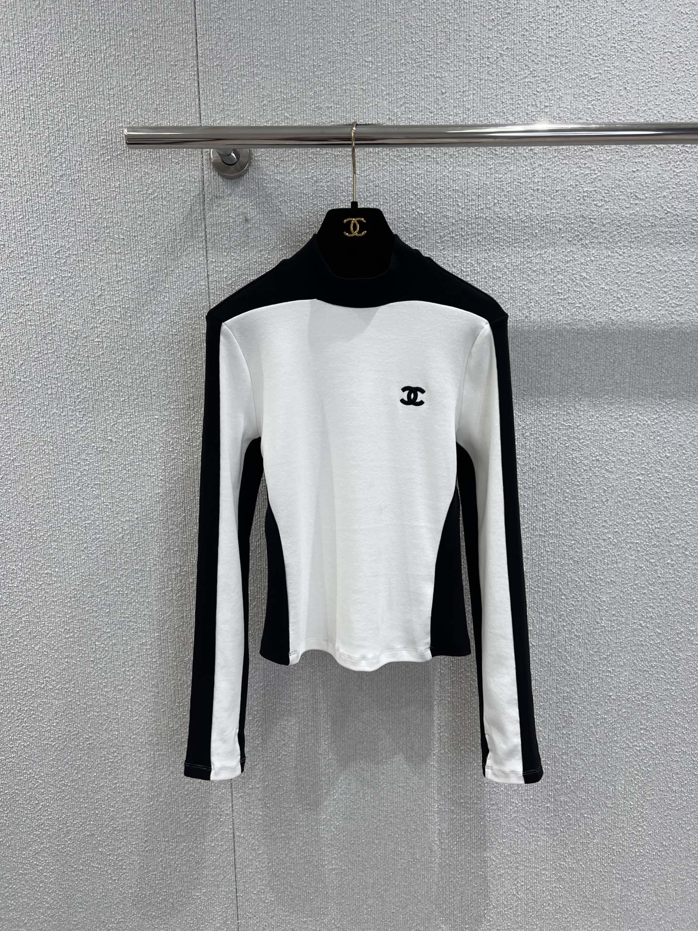 NO:685449,Supports exchange of Chan*l 25FW new autumn and winter side contrasting embroidered bottoming shirt | Exclusive high-end version! Mix sophistication into basic styles. White and black contrasting colors outline neat body lines. The double C embroidery on the chest is a low-key luxury brand logo. The high-elastic knitted fabric is skin-friendly and slimming. The half-high collar design is suitable for layering in autumn and winter. It can be worn with jeans and suit pants to unlock elegant and casual daily wear. Ready-made S/M/L real shot details,,chanel,19860909支持换款 Chan*l 25FW秋冬新款側邊撞色刺繡打底衫丨獨家高版出品！把精緻揉進基礎款里.白黑撞色勾勒出利落的身形線條,胸口雙C刺繡是低調的奢牌標識,高彈針織面料親膚又顯瘦,半高領設計適配秋冬疊穿,搭牛仔褲、西裝褲都能解鎖優雅隨性的日常穿搭.現貨發售S/M/L实拍细节图,,chanel,,Women's clothing
