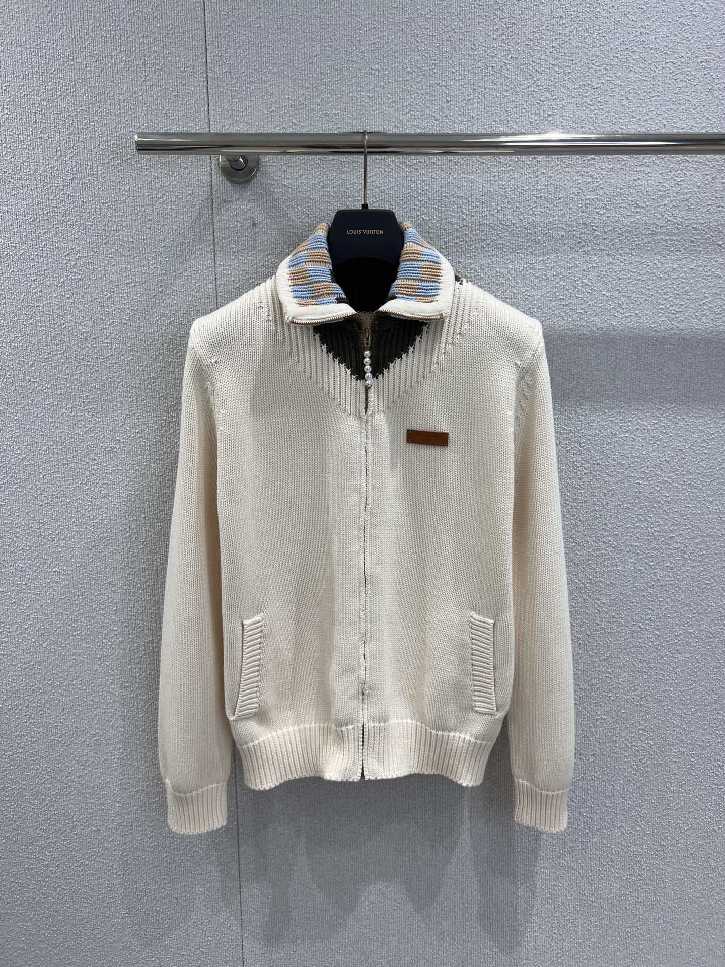 NO:684537,Support exchange Louis Vuitt*n 26SS early spring new navy collar zipper knitted jacket丨Exclusively developed by yb!  Top quality production!  The coarse knitted fabric creates a lazy and casual tone. The classic navy collar is stitched with contrasting jacquard design to instantly brighten the overall look. The leather brand logo hides the brand's ingenuity. The full zipper closure is paired with a loose dropped shoulder cut, which is suitable for various body shapes and wearing scenarios.  .The off-white tone is gentle and versatile. Whether it is worn with a T-shirt or a shirt, it can easily unlock the high-end casual atmosphere of early spring. It is a luxury item that combines design and practicality. Ready-made S/M/L real shot details, Louis  vuitton,jackets & coats,shirts,tees,t-shirt,19860909支持换款 Louis Vuitt*n 26SS早春新款海军领拉链针织外套丨独家yb开发！顶级高版出品！以粗织针织面料打造慵懒随性的基调,经典海军领拼接撞色提花设计,瞬间点亮整体造型；皮牌标识暗藏品牌巧思,全拉链开合搭配宽松落肩剪裁,适配各种身形与穿搭场景.米白色调温柔百搭,无论是内搭T恤还是衬衫,都能轻松解锁早春的高级休闲氛围感,是兼具设计感与实穿性的奢品单品.现货发售S/M/L实拍细节图,,louis vuitton,jackets & coats,shirts,tees，t-shirt,,Women's clothing