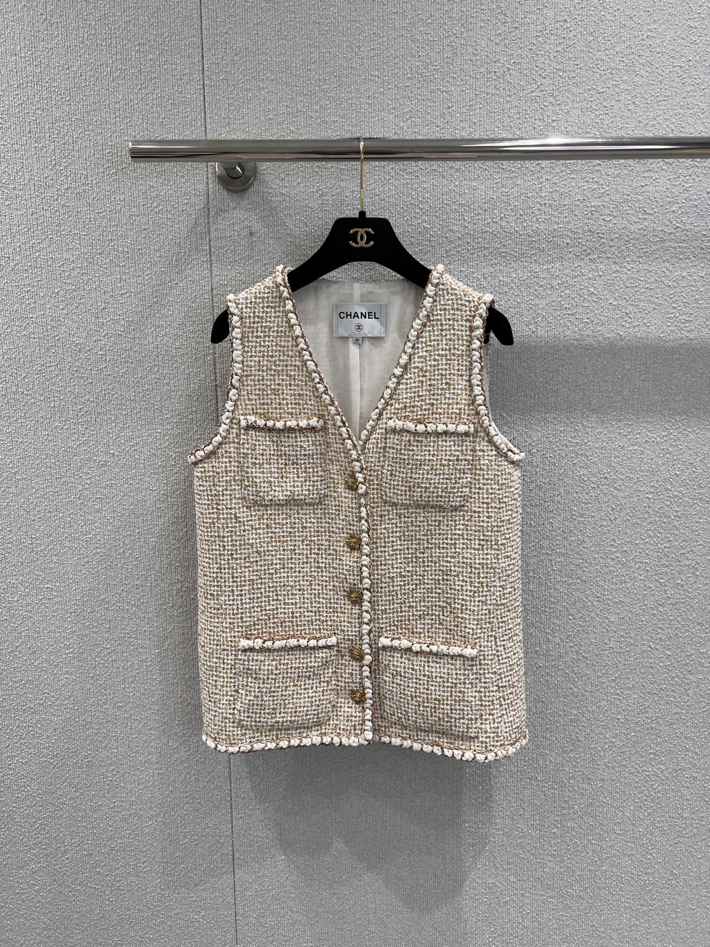 NO:685443,Supports exchange of Cha*el 26C high-end handicraft series new off-white and gold tweed vest丨exclusively developed by yb!  Top quality production!  The exquisiteness of Paris haute couture is blended into the texture of tweed. The off-white background is intertwined with fine gold threads. The tweed weave has a retro texture. The V-neck sleeveless tailoring neatly outlines the shoulder and neck lines. The metal buttons and raw edge details are engraved with Chanel classics. Wearing alone and layering can unlock the elegance and laziness of early spring. Ready-made S/M/L real shot details,,chanel,19860909支持换款 Cha*el 26C高级手工坊系列新款 米白拼金丝粗花呢马甲丨独家yb开发！顶级高版出品！把巴黎高定的精致揉进粗花呢肌理里.米白底色交织金丝细闪,粗花呢编织自带复古肌理感,V领无袖剪裁利落勾勒肩颈线条,金属纽扣与毛边细节镌刻香奈儿经典,单穿叠搭都能解锁早春的优雅慵懒.现货发售S/M/L实拍细节图,,chanel,,Women's clothing