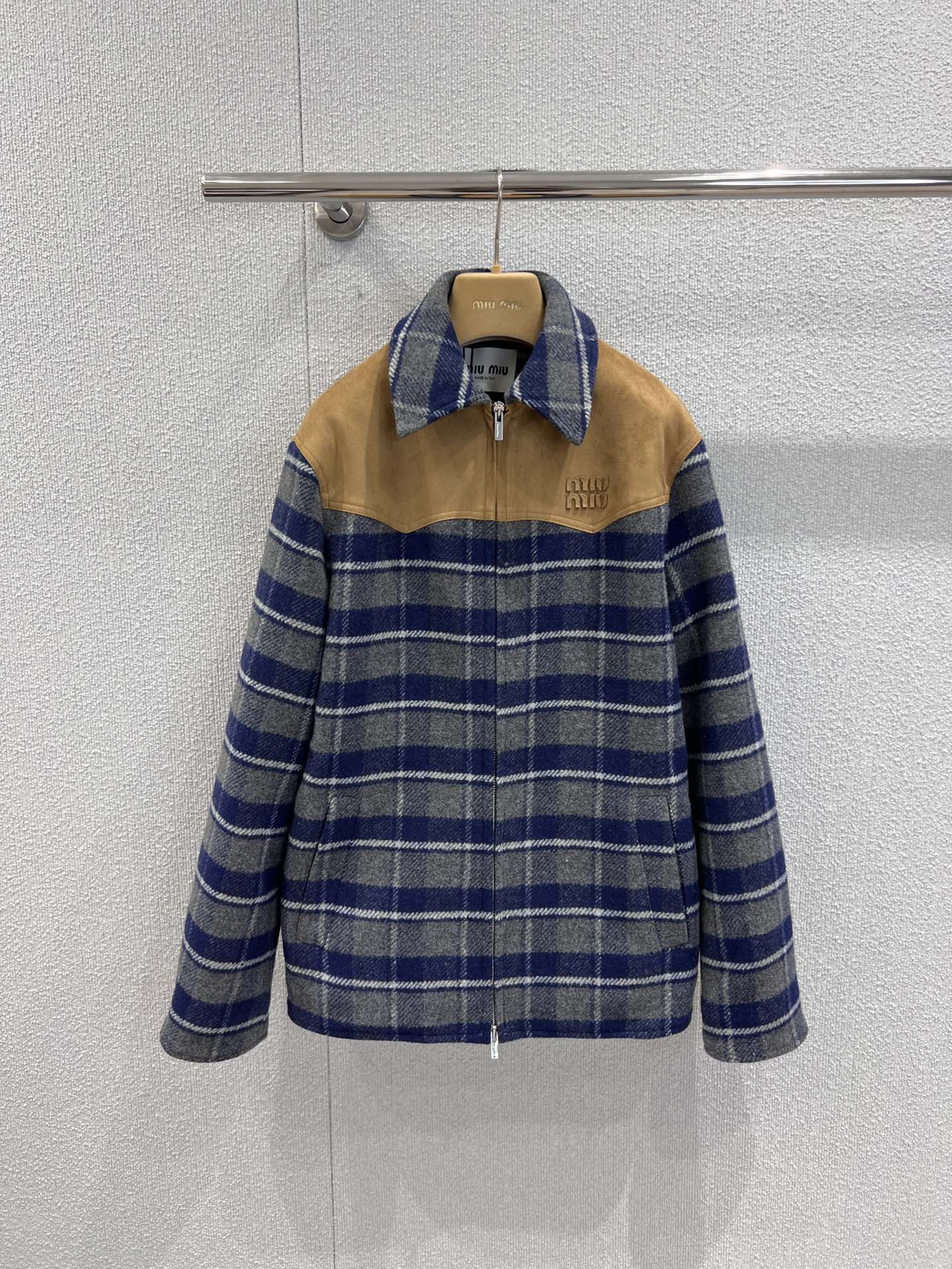 NO:684564,Support exchange Miumi* 25FW new autumn and winter retro blue and gray plaid suede wool jacket丨Exclusively developed by yb!  Top quality production!  Selected fine wool fabrics, soft and skin-friendly, with a warm and moist feel, perfect for the cool weather in autumn and winter; the iconic blue and gray plaid pattern, engraved with a retro British accent, has an elegant charm that has accumulated over time; the body is cleverly spliced with textured suede fabrics, with matte texture and delicate plaid patterns  The road collides to create a layered beauty, with a low-key and high-end luster under the light. The loose and lazy oversize version is very friendly to all body types. It can not only accommodate the body shape, but also create a casual and uninhibited miu style relaxation. Whether it is paired with a pleated skirt to create a sweet and cool college style!  Ready sale S/M/L real shot details,,miumiu,versace,skirts,jackets & coats,jackets & coats,chamois leather,19860909支持换款 Miumi* 25FW秋冬新款 复古蓝灰格纹拼麂皮羊毛夹克外套丨独家yb开发！顶级高版出品！甄选细腻羊毛面料,触感软糯亲肤,自带温润暖意,完美适配秋冬微凉的天气；标志性的蓝灰格纹图案,复刻复古英伦腔调,自带时光沉淀的雅致韵味；衣身巧妙拼接质感麂皮面料,哑光肌理与格纹的细腻纹路碰撞出层次美感,在光线下泛着低调高级的光泽.宽松慵懒的oversize版型,对各种身材都十分友好,既能包容身形,又能营造出随性不羁的miu系松弛感.无论是搭配百褶短裙打造甜酷学院风！现货发售S/M/L实拍细节图,,miumiu,versace,skirts,jackets & coats,jackets & coats,chamois leather,,Women's clothing