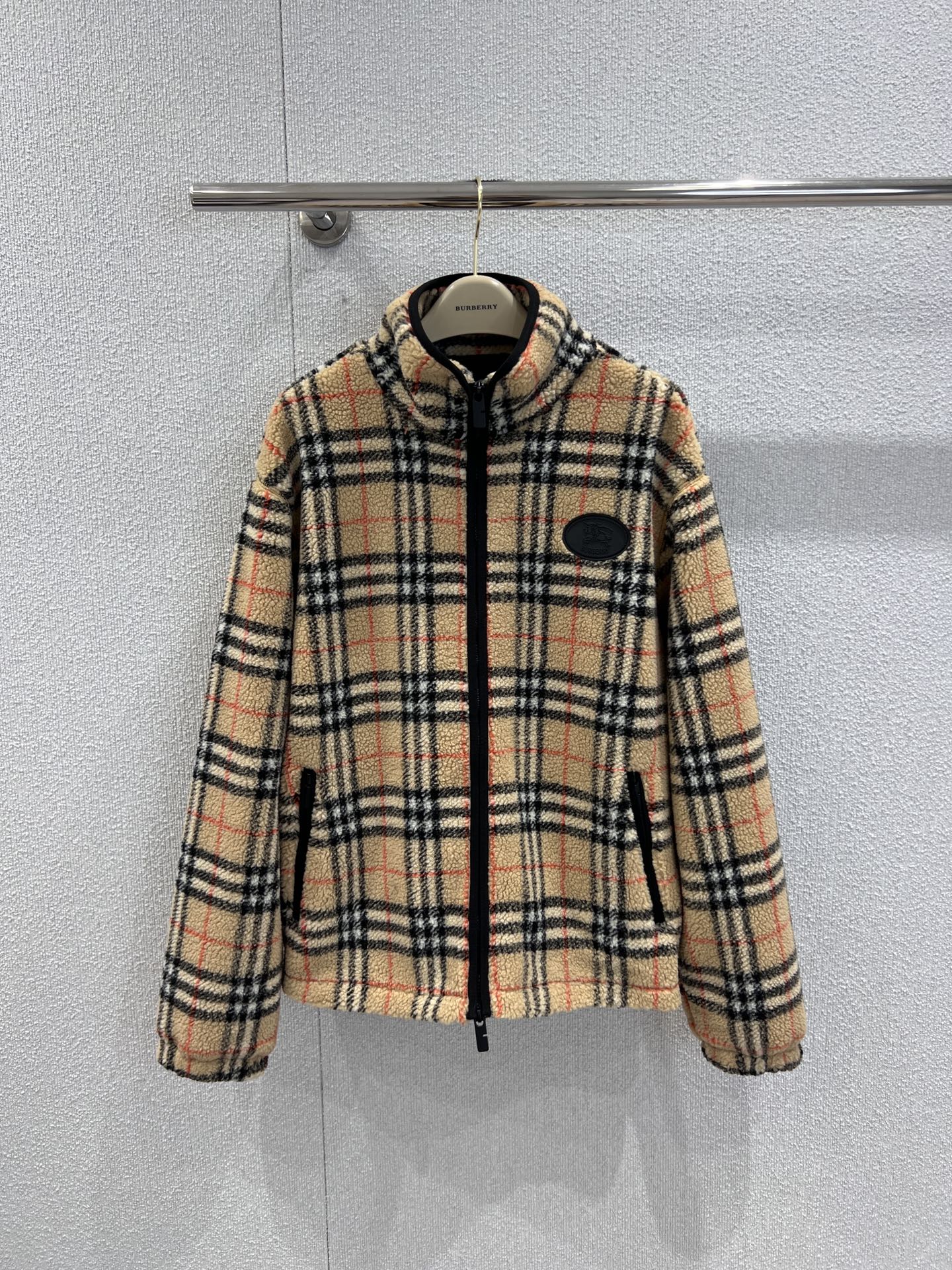 NO:684553,Support exchange Burbe*ry 26Ss early spring new logo plaid polar fleece stand collar jacket | Exclusively developed by yb!  Top quality production!  Selected soft and waxy polar fleece fabric, which feels fluffy and skin-friendly, and has both warmth retention and breathability in the cool weather of early spring. The stand-up collar design neatly modifies the neck line, and the black zipper and body plaid form a contrasting color. The embossed logo leather patch on the left low-key highlights the brand identity, and the details are full of luxury craftsmanship. The loose version can be controlled by both men and women, making it the finishing touch of the early spring wardrobe. Ready-made S/M/L real shot details, burberry, jackets  & coats,jackets & coats,19860909支持换款 Burbe*ry 26Ss早春新款徽标格纹摇粒绒立领夹克外套丨独家yb开发！顶级高版出品！甄选软糯摇粒绒面料,触感蓬松亲肤,早春微凉天气里兼具保暖性与透气性.立领设计利落修饰颈部线条,黑色拉链与衣身格纹形成撞色对比,左侧的浮雕徽标皮牌低调彰显品牌身份,细节处尽显奢品工艺.宽松的版型男女皆可驾驭,成为早春衣橱的点睛之选.现货发售S/M/L实拍细节图,,burberry,jackets & coats,jackets & coats,,Women's clothing