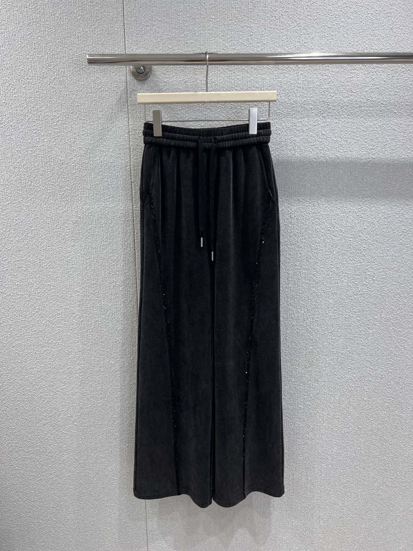 NO:686408,Supports exchange of styles Alexa*der Wang 25FW new autumn and winter letter hot diamond elastic waist washed drawstring casual trousers丨Exclusive high version production!  It is made of high-weight pure cotton fabric and treated with heavy industrial washing process, giving it a distressed carbon black texture. The embossed brand logo on the back pocket echoes the washed texture of the pants, instantly giving it a cool street atmosphere. The wide-leg silhouette just right modifies the leg lines, and the elastic waistband is designed with a drawstring, making it a practical collection item. Ready-made S/M/L real shot details,19860909支持换款 Alexa*der Wang 25FW秋冬新款 字母烫钻松紧腰水洗抽绳休闲长裤丨独家高版出品！选用高克重纯棉面料,经重工水洗工艺处理,呈现出做旧的炭黑质感,后袋的压印品牌标识与裤身的水洗纹理形成层次呼应,瞬间拉满街头潮酷氛围.阔腿的廓形恰到好处地修饰腿部线条,松紧腰头搭配抽绳设计,实穿性的典藏单品.现货发售S/M/L实拍细节图,,,Women's clothing