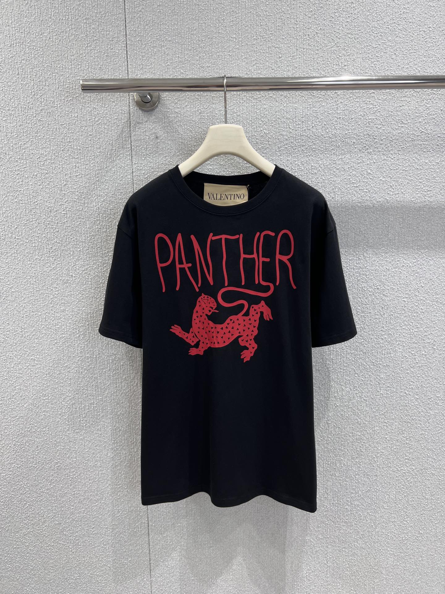 NO:685506,Support exchange Valenti*o 26Ss new early spring Leopard print round neck short-sleeved T-shirt丨Exclusive high-end version!  The contrast between red and black brings aura, the leopard print is three-dimensional and eye-catching, the letters are iconic designs, the loose version is friendly to all body types, the pure cotton fabric is close-fitting, breathable and comfortable, casual pants are a lazy style, and a leather skirt can be worn to look like a hot girl. It can be worn alone or layered in early spring. Real-time details of S/M/L on sale, valentino, skirts, T-shirt, tees, t-shirt,19860909支持换款 Valenti*o 26Ss早春新款 美洲豹印花圆领短袖T恤丨独家高版出品！红黑撞色自带气场,美洲豹印花立体又吸睛,字母是标志性设计,宽松版型对各种身材都友好,纯棉面料贴身穿透气又舒服,搭休闲裤是慵懒风,配皮裙又能穿出辣妹感,早春单穿叠穿都超可.现货发售S/M/L实拍细节图,,valentino,skirts,T-shirt,tees，t-shirt,,Women's clothing