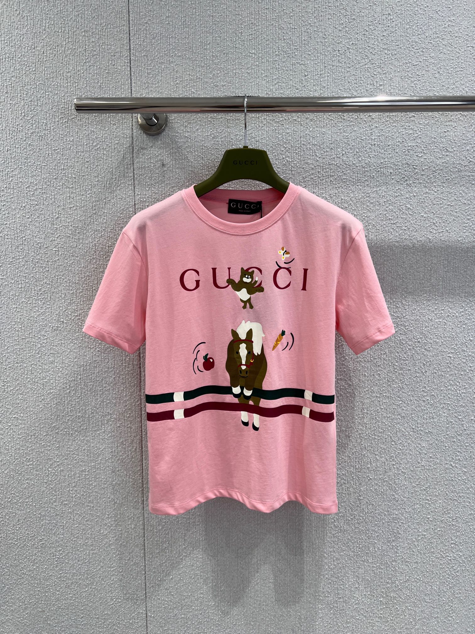 NO:685467,Support Gu*ci 26SS early spring new childlike letter printed T-shirt | Exclusively developed by yb!  Top quality production!  Mix Italian romance into childlike prints. The cherry blossom foundation color is sweet but not greasy, the childlike pony and letter prints are lively and playful, the pure cotton fabric is soft and skin-friendly, the loose short version has a high waistline, and can be worn with jeans and sports pants to unlock the sweet and cool casual style of early spring. Ready-made S/M/L real shot details, jeans, tees, t-shirts,19860909支持换款 Gu*ci 26SS早春新款童趣字母印花T恤丨独家yb开发！顶级高版出品！把意式浪漫揉进童真印花里.樱花粉底色甜而不腻,童趣小马与字母印花鲜活又俏皮,纯棉面料软弹亲肤,宽松短款版型拉高腰线,搭牛仔裤、运动裤都能解锁早春的甜酷随性范.现货发售S/M/L实拍细节图,,jeans,tees，t-shirt,,Women's clothing
