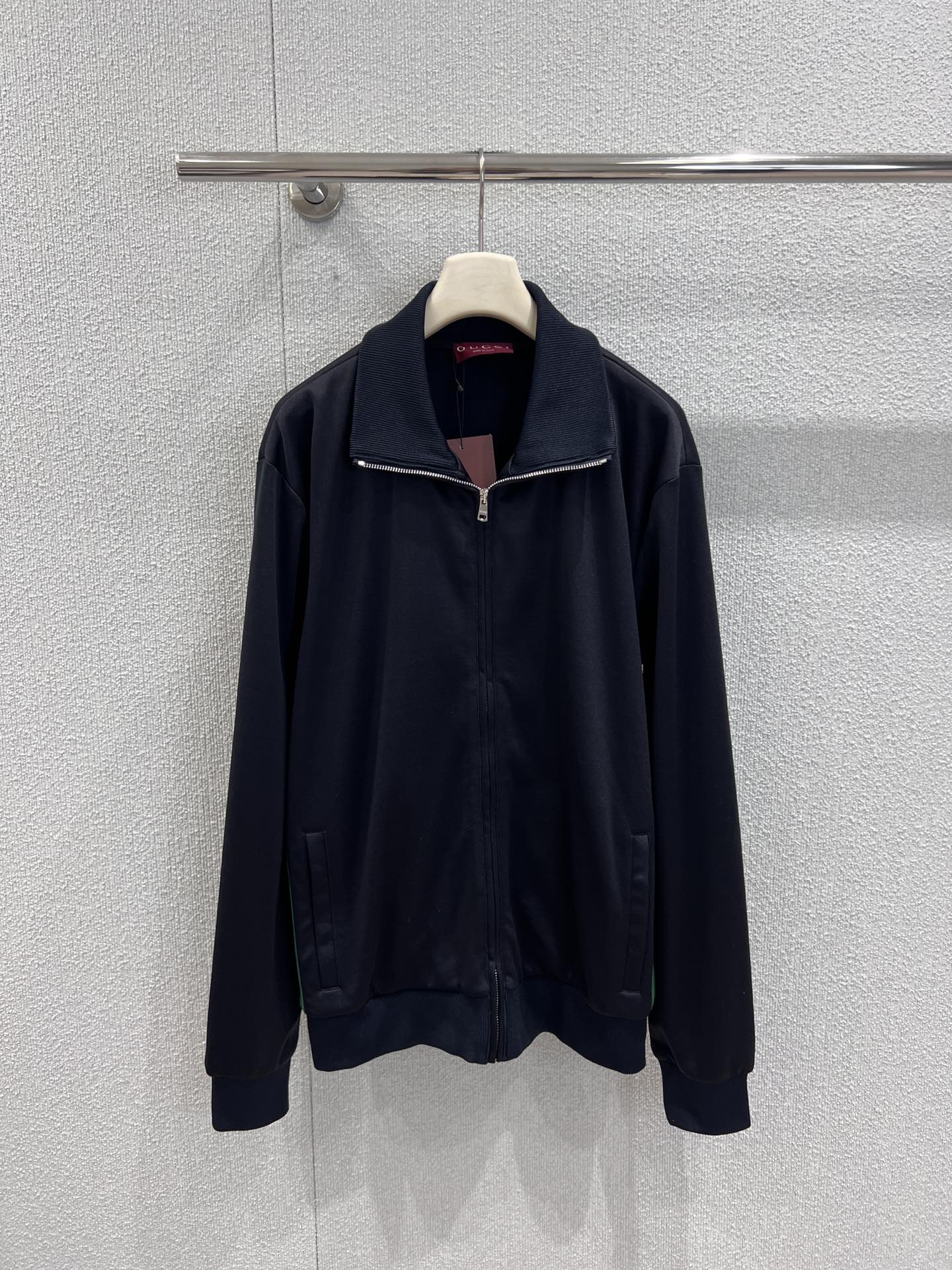 NO:686086,Jackets and trousers support Gucc* 26Ss early spring new color striped zipper casual jacket + casual trousers set丨Exclusive high-end version!  The iconic red and green color strips on the side run through the jacket and trousers, instantly awakening the classic retro genes. The zipper-opening jacket is neat and simple, and the straight trousers accommodate the body shape and show long legs. The whole look weakens the casual feel of sportswear and adds the exquisite style of a high-end luxury brand!  Ready sale S/M/L real shot details,,gucci,jackets & coats,jackets & coats,19860909外套 裤子支持换款 Gucc* 26Ss早春新款 彩条拉链休闲夹克外套+休闲长裤套装丨独家高版出品！侧边标志性的红绿彩条贯穿夹克与长裤,瞬间唤醒经典的复古基因,拉链开合的夹克利落简约,直筒长裤包容身形又显腿长.整套造型弱化了运动装的休闲感,增添了高奢品牌的精致格调！现货发售S/M/L实拍细节图,,gucci,jackets & coats,jackets & coats,,Women's clothing