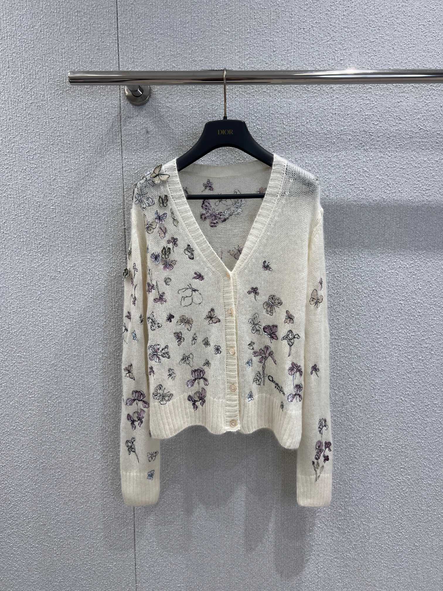 NO:684547,Support exchange Di*r 25FW new autumn and winter butterfly embroidered alpaca knitted cardigan丨Exclusively developed by yb!  Top quality production!  The soft and waxy alpaca wool is used as a warm base, and the smart butterfly embroidery is fluttering on the off-white body, outlining the exquisite details of French romance. The V-neck placket design is suitable for a variety of inner wear, and the loose tailoring is both comfortable and lazy. Whether it is worn alone or layered, it can easily capture the elegant atmosphere of autumn and winter. It is a light luxury item that cannot be missed in the wardrobe. Ready-made S/M/L real shot details,,19860909支持换款 Di*r 25FW秋冬新款 蝴蝶刺绣羊驼毛针织开衫丨独家yb开发！顶级高版出品！以柔糯羊驼毛织就温暖基底,灵动蝴蝶刺绣翩跹于米白衣身,勾勒出法式浪漫的精致细节.V领开襟设计适配多种内搭,宽松剪裁兼顾舒适与慵懒,无论是单穿叠搭都能轻松拿捏秋冬的优雅氛围感,是衣橱里不可错过的轻奢质感单品.现货发售S/M/L实拍细节图,,,Women's clothing