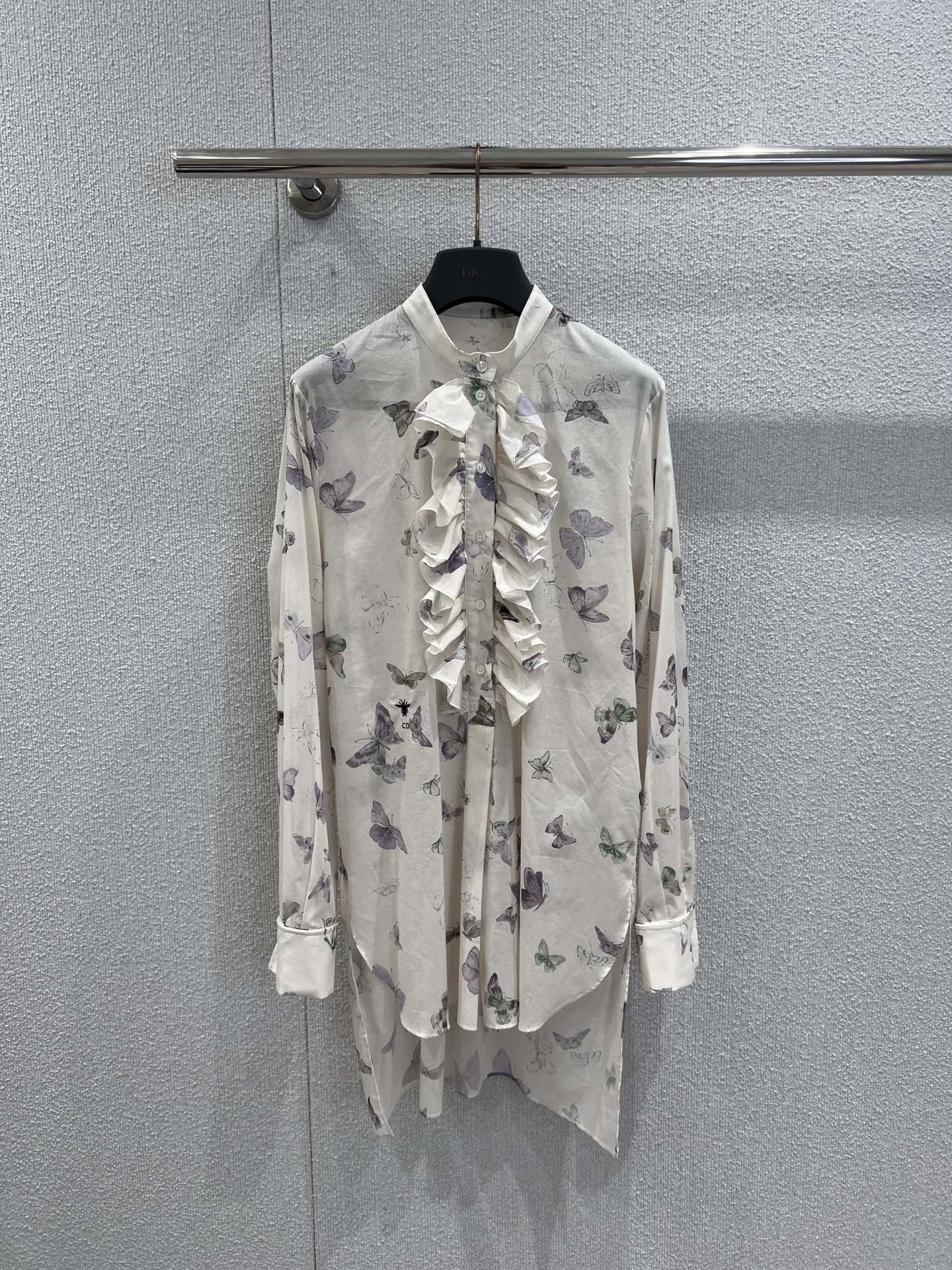 NO:686384,Support exchange Dio* 26SS early spring new butterfly print ruffle shirt丨exclusively developed by yb!  Top quality production!  The ruffled design of the stand-up collar breaks the monotony of the basic shirt. The hand-pleated ruffles are fluffy and three-dimensional, which can not only modify the neck line, but also become the finishing touch of the style; the details are full of luxury brand texture. The loose version can cover the fat on the waist and abdomen, and it is a smart commuting style when paired with high-waisted straight pants, which can easily adapt to various wearing scenarios. Ready-made S/M/L real shot details, dior, shirts,19860909支持换款 Dio* 26SS早春新款 蝴蝶印花荷叶边衬衫丨独家yb开发！顶级高版出品！立领荷叶边的设计打破了基础衬衫的单调,手工捏褶的荷叶边蓬松立体,既能修饰颈部线条,又能成为造型的点睛之笔；细节处尽显奢牌质感.宽松的版型能遮盖腰腹赘肉,搭配高腰直筒裤是干练的通勤风,轻松适配多元穿搭场景.现货发售S/M/L实拍细节图,,dior,shirts,,Women's clothing