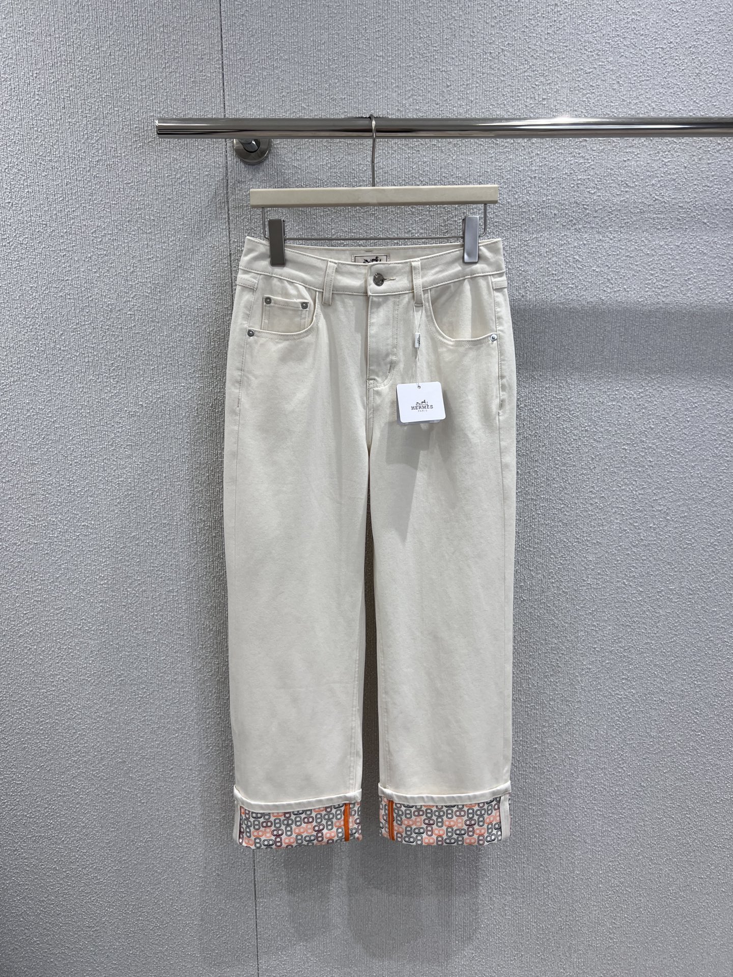 NO:685475,Supports exchange Herm* 26Ss early spring new style pig nose print curled jeans丨Exclusive high-end version!  Incorporate classic totems into denim aesthetics. The background of off-white denim is clean and gentle, and the pig nose print exposed on the hem of the trousers is a hidden brand idea. The straight nine-point version neatly shows straight legs, and the denim fabric is crisp and soft. In early spring, you can wear it with a slim base or a knitted cardigan to give you a French light and luxurious sense of relaxation. Ready-made S/M/L real shot details, hermes, jeans,19860909支持换款 Herm* 26Ss早春新款 猪鼻子印花卷边牛仔裤丨独家高版出品！把经典图腾揉进丹宁美学.米白丹宁底色干净温柔,裤脚卷边露出的猪鼻子印花是暗藏的品牌巧思,直筒九分版型利落显腿直,丹宁面料挺括又柔软,早春搭修身打底、针织开衫都能穿出法式轻奢的松弛感.现货发售S/M/L实拍细节图,,hermes,jeans,,Women's clothing