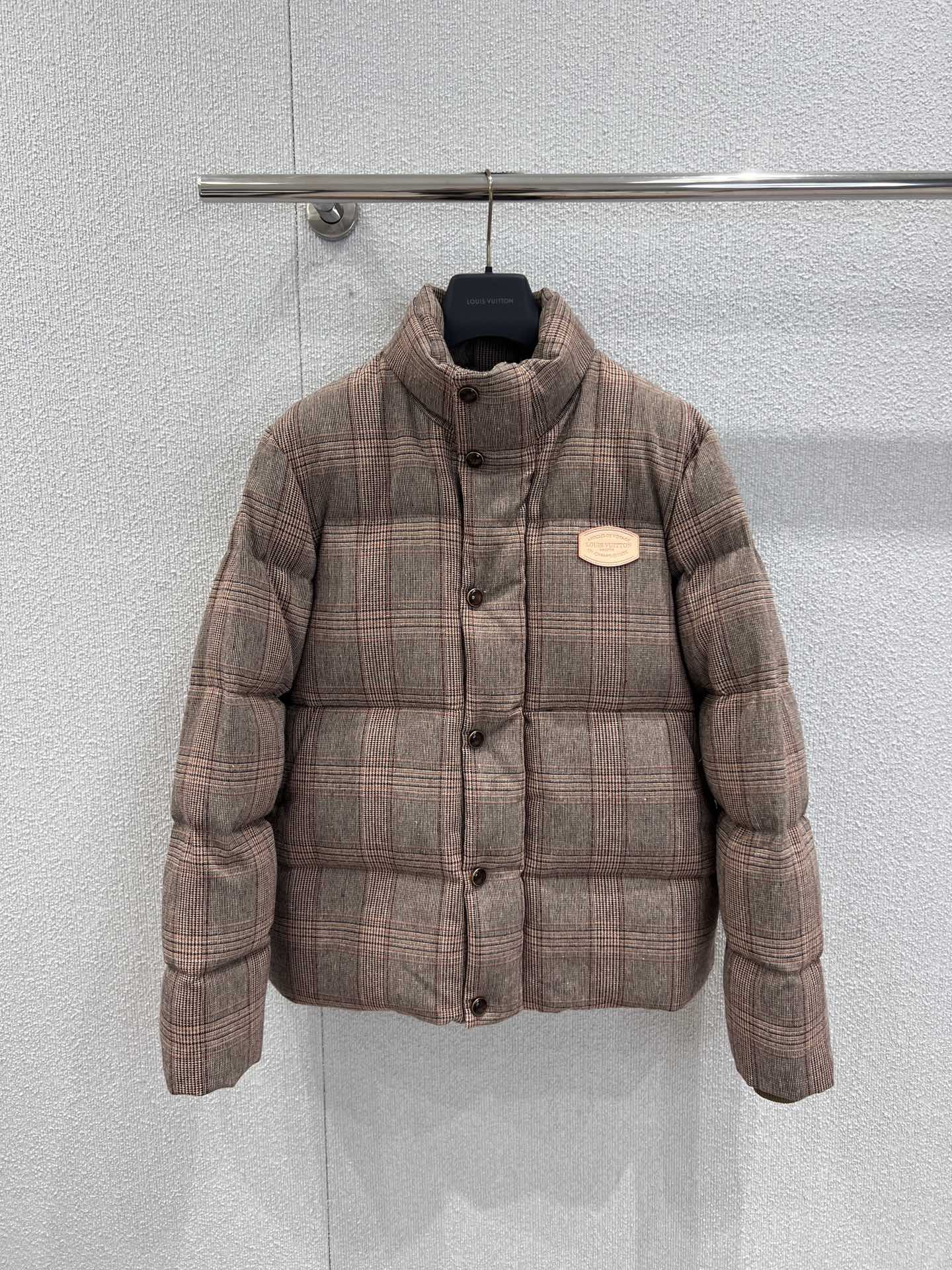 NO:685478,Support exchange Louis Vuitton 25FW new autumn and winter stand collar tweed cotton jacket丨Exclusive high-end version!  It perfectly combines the retro elegance of tweed with the fluffy warmth of cotton. The three-dimensional plaid texture has a high-end texture, the neat stand-up collar modifies the neck line, the metal nameplate hides the brand recognition, and the double opening and closing of snap buttons and zippers take into account both practicality and style. The loose silhouette is not flattering, and there is no pressure when layered in winter. It is a hard-core luxury choice for autumn and winter that combines elegant style with the need to keep out the cold. Ready for sale S/M/L real shot details, Louis  vuitton,jackets & coats,19860909支持换款 Louis Vuitton 25FW秋冬新款立领粗花呢棉服外套丨独家高版出品！将粗花呢的复古奢雅与棉服的蓬松保暖完美糅合.立体格纹肌理自带高级质感,利落立领修饰颈部线条,金属铭牌暗藏品牌辨识度,按扣与拉链双重开合兼顾实用性与造型感.宽松廓形不挑身形,冬日叠穿无压力,是兼顾优雅格调与御寒需求的秋冬奢品硬核之选.现货发售S/M/L实拍细节图,,louis vuitton,jackets & coats,,Women's clothing