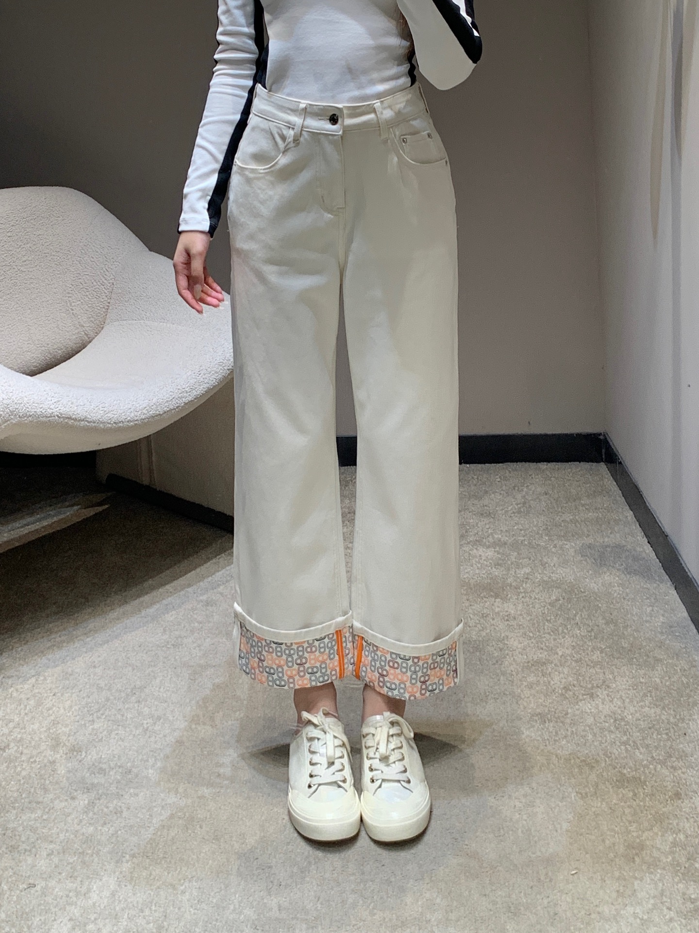 NO:685479,Herm* 26Ss early spring new style pig nose printed hem jeans丨Exclusive high-end version!  Incorporate classic totems into denim aesthetics. The background of off-white denim is clean and gentle, and the pig nose print exposed on the hem of the trousers is a hidden brand idea. The straight nine-point version neatly shows straight legs, and the denim fabric is crisp and soft. In early spring, you can wear it with a slim base or a knitted cardigan to give you a French light and luxurious feeling. Ready for sale S/M/L,, hermes, jeans,19860909Herm* 26Ss早春新款 猪鼻子印花卷边牛仔裤丨独家高版出品！把经典图腾揉进丹宁美学.米白丹宁底色干净温柔,裤脚卷边露出的猪鼻子印花是暗藏的品牌巧思,直筒九分版型利落显腿直,丹宁面料挺括又柔软,早春搭修身打底、针织开衫都能穿出法式轻奢的松弛感.现货发售S/M/L,,hermes,jeans,,Women's clothing