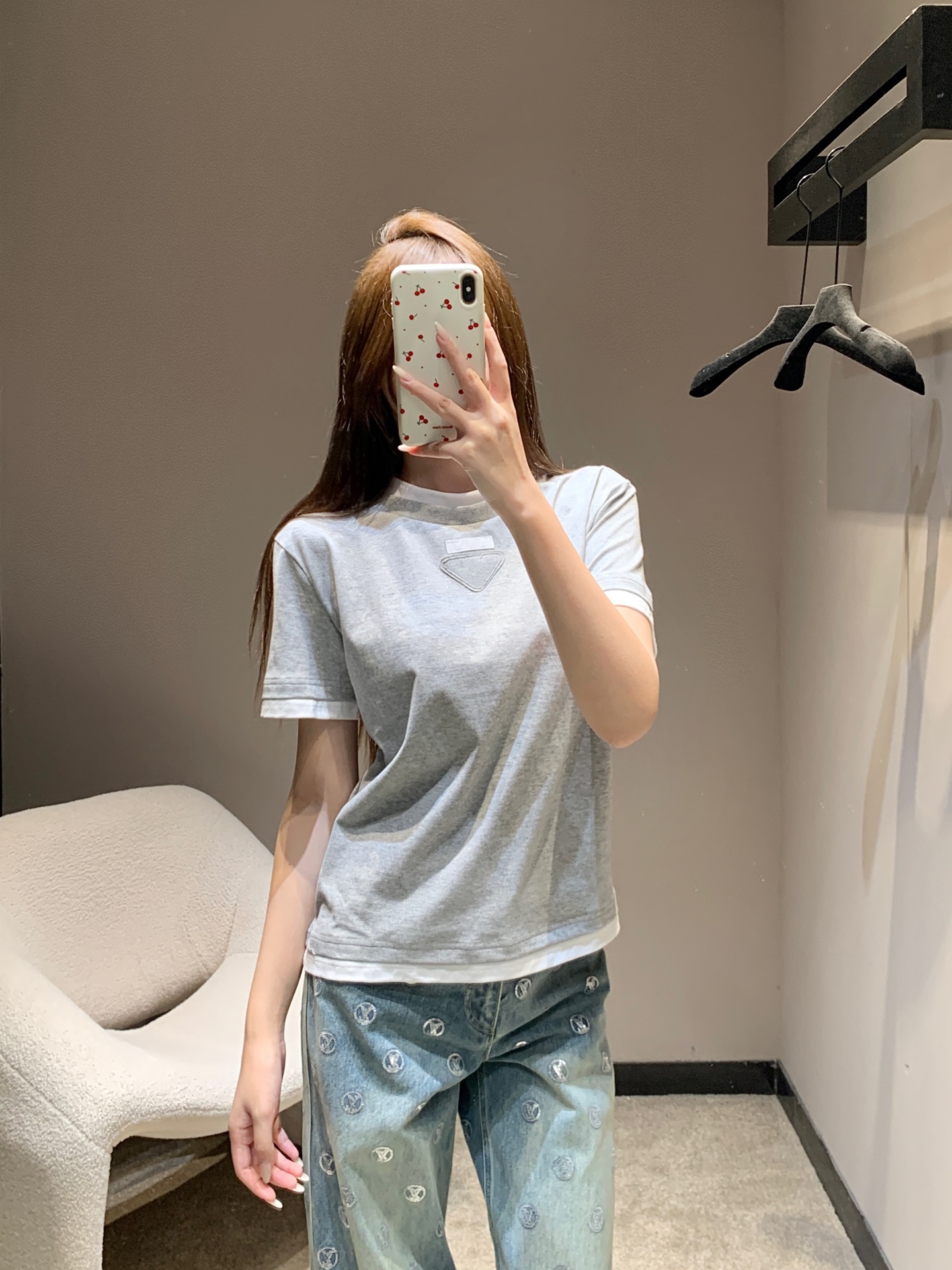 NO:685445,Pra*a 26SS early spring new loose fake two-piece round neck short-sleeved T-shirt丨Exclusive high-end version!  Minimalist design combined with ingenious details. Two pieces of contrasting trim break the monotony of the basic model. The three-dimensional triangle logo hides brand recognition. Soft cotton fabric is selected to create a loose silhouette, which is skin-friendly, breathable and highly tolerant to the body shape. Navy blue and gray  The two classic colors are versatile and easy to wear. It is a basic luxury product that combines simple style and practicality for daily wear in early spring. Available in stock, S/M/L, prada, T-shirt, tees, t-shirt,19860909Pra*a 26SS早春新款 宽松假两件圆领短袖T恤丨独家高版出品！以极简设计糅合巧思细节.假两件撞色边饰打破基础款的单调,立体三角标识暗藏品牌辨识度,甄选柔软棉质面料打造宽松廓形,亲肤透气且对身形包容度极高.藏青与灰色两大经典色系百搭不挑人,是早春日常穿搭中兼具简约格调与实穿性的奢品基础款.现货发售S/M/L,,prada,T-shirt,tees，t-shirt,,Women's clothing