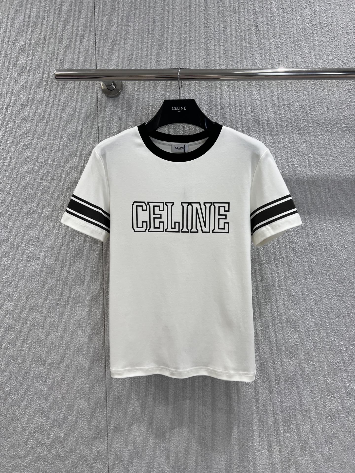 NO:685490,Supports exchange Celi*e 26SS early spring new letter printed slim T-shirt丨Exclusive high-end version!  Mix minimalist aesthetics into letter printing. The off-white background is clean and high-end, and the letter printing is highly recognizable. The contrasting collar and armbands outline the coolness of the street. The slim fit fits the body shape without being tight. The pure cotton fabric is soft and elastic and skin-friendly. It can be worn with sweatpants and jeans to unlock the casual and simple style of early spring. Ready-made S/M/L real shot details, celine, jeans, tees, t-shirt,19860909支持换款 Celi*e 26SS早春新款 字母印花修身T恤丨独家高版出品！把极简美学揉进字母印花里.米白底色干净高级,字母印花极具辨识度,撞色领口与袖标勾勒街头酷感,修身版型贴合身形又不紧绷,纯棉面料软弹亲肤,搭运动裤、牛仔裤都能解锁早春的随性简约范.现货发售S/M/L实拍细节图,,celine,jeans,tees，t-shirt,,Women's clothing