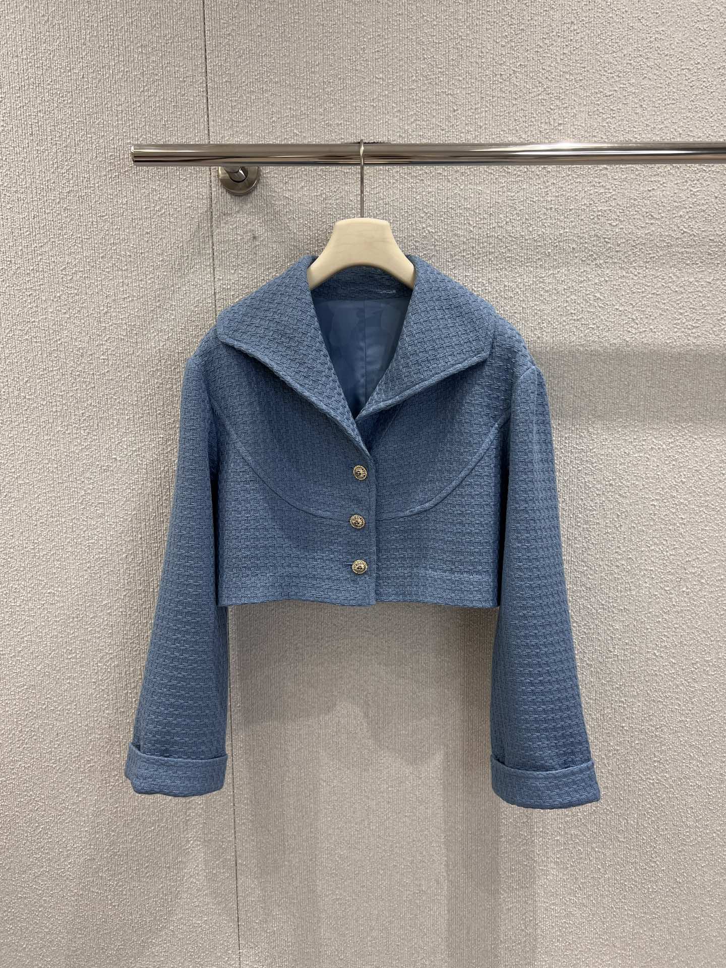 NO:685362,Jackets and skirts support exchange. chan*l 26C Advanced Handicraft Workshop Series New Style Blue Lapel Short Jacket + Skirt Set丨Exclusively developed by yb!  High quality production!  The soft haze blue tone is matched with the brand's iconic diamond pattern tweed fabric, which is full of texture and has a gentle texture; the classic lapel design is neat and elegant, and the short cut cleverly outlines the waistline, perfectly balancing French laziness and exquisite sexiness. Metal buttons embellish the body, without any  Whether paired with skirts from the same series to create a complete look, or mixed with jeans and wide-leg pants for a versatile style, it can be the finishing touch of the look and show your elegant style. Ready-made S/M/L real shot details, chanel, skirts, jackets  & coats,19860909外套 半裙支持换款 chan*l 26C高级手工坊系列新款 蓝色翻领短外套+半裙套装丨独家yb开发！高版出品！柔和的雾霾蓝色调,搭配品牌标志性的菱格纹粗花呢面料,肌理感十足又自带温柔质感；经典翻领设计利落大气,短款剪裁巧妙勾勒腰线,将法式慵懒与精致性感平衡得恰到好处.金属纽扣点缀衣身,无论是搭配同系列半裙打造成套造型,还是混搭牛仔、阔腿裤演绎百变风格,都能成为造型的点睛之笔,尽显优雅风骨.现货发售S/M/L实拍细节图,,chanel,skirts,jackets & coats,,Women's clothing