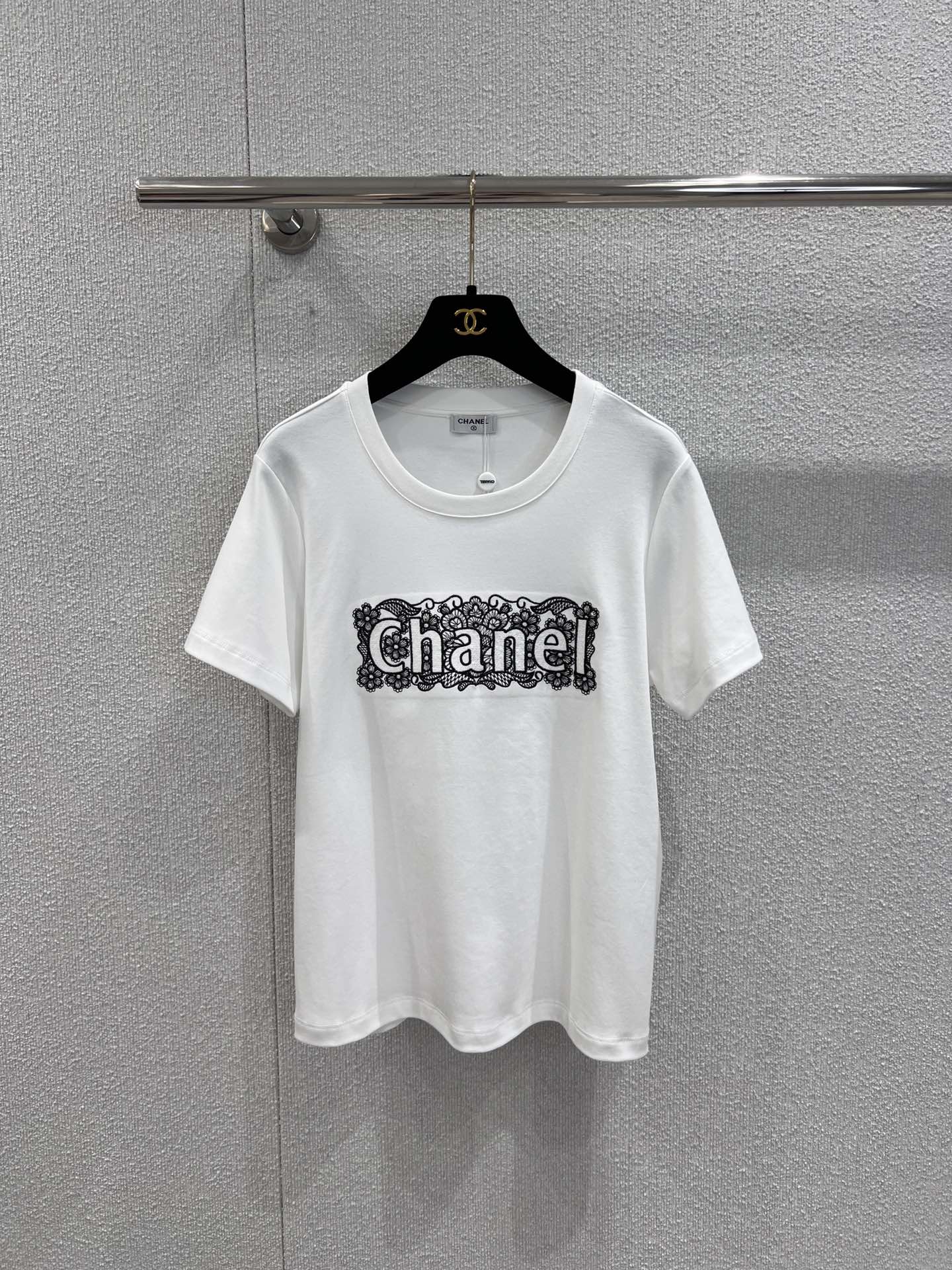 NO:685515,Supports exchange of Chanel 26SS early spring new letter embroidered T-shirt | Exclusive high-end version!  Delicacy is blended into the texture of lace embroidery. The pure white and classic black background colors are versatile and not attractive, the letter embroidery with lace texture is three-dimensional and elegant, the pure cotton fabric is soft and skin-friendly, and the loose short version has a high waistline. It can be worn with jeans and skirts to unlock the light luxury and casual style of early spring. Ready-made S/M/L real shot details, chanel, skirts, jeans, tees, t-shirt,19860909支持换款 Chanel 26SS早春新款字母刺绣T恤丨独家高版出品！把精致揉进蕾丝刺绣肌理.纯净白与经典黑双底色百搭不挑人,蕾丝质感的字母刺绣立体又优雅,纯棉面料软弹亲肤,宽松短款版型拉高腰线,搭牛仔裤、半裙都能解锁早春的轻奢随性范.现货发售S/M/L实拍细节图,,chanel,skirts,jeans,tees，t-shirt,,Women's clothing