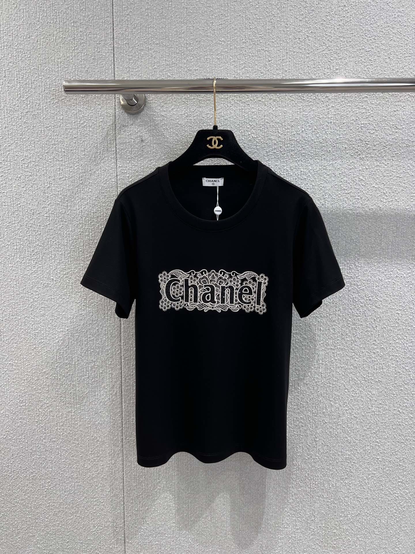 NO:685526,Supports exchange of Chanel 26SS early spring new letter embroidered T-shirt | Exclusive high-end version!  Delicacy is blended into the texture of lace embroidery. The pure white and classic black background colors are versatile and not attractive, the letter embroidery with lace texture is three-dimensional and elegant, the pure cotton fabric is soft and skin-friendly, and the loose short version has a high waistline. It can be worn with jeans and skirts to unlock the light luxury and casual style of early spring. Ready-made S/M/L real shot details, chanel, skirts, jeans, tees, t-shirt,19860909支持换款 Chanel 26SS早春新款字母刺绣T恤丨独家高版出品！把精致揉进蕾丝刺绣肌理.纯净白与经典黑双底色百搭不挑人,蕾丝质感的字母刺绣立体又优雅,纯棉面料软弹亲肤,宽松短款版型拉高腰线,搭牛仔裤、半裙都能解锁早春的轻奢随性范.现货发售S/M/L实拍细节图,,chanel,skirts,jeans,tees，t-shirt,,Women's clothing