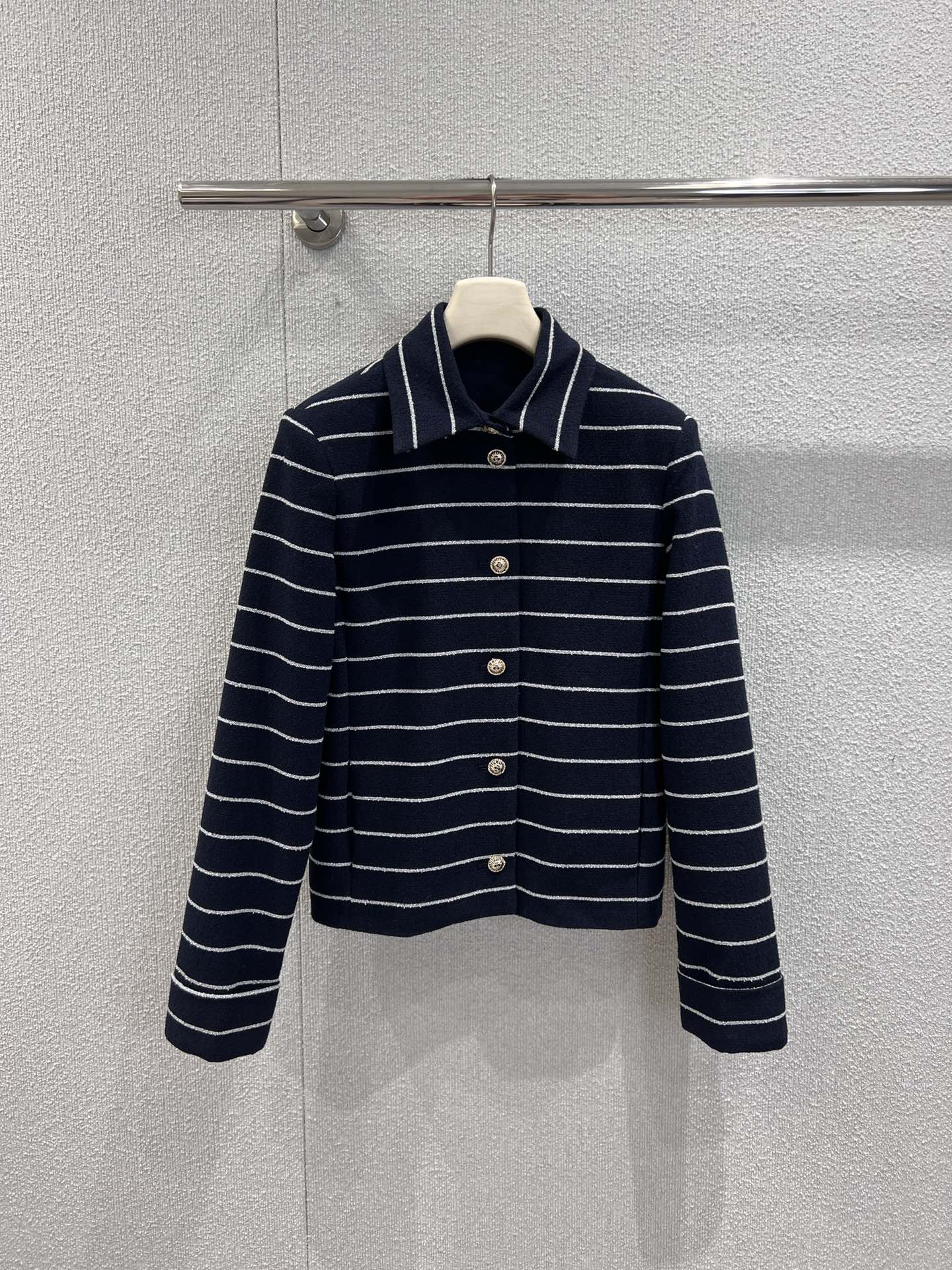 NO:685455,Jacket and trousers with dust bag Chan*l 26C advanced handicraft workshop series new style striped lapel small jacket + trousers set丨Exclusively developed by yb!  High quality production!  This striped lapel suit is amazing~ The navy blue and white stripes are a timeless French classic, the metal buttons of the small lapel jacket are iconic details, the high-waisted flared trousers are super friendly for pear-shaped figures, the tweed knitted fabric has a full texture, and it is a ladylike style when worn with high heels, and it can be worn with white shoes for a lazy and casual style. Ready-made S/M/L real shot details, chanel, high heels, jackets & coats,19860909外套 长裤 配防尘袋Chan*l 26C高级手工坊系列新款 条纹翻领小外套+长裤套装丨独家yb开发！高版出品！这套条纹翻领套装太绝了～藏青白条纹是永不过时的法式经典,翻领小外套的金属纽扣是标志性细节,高腰喇叭长裤对梨形身材超友好,粗花呢针织面料质感拉满,搭高跟鞋是名媛风,配小白鞋又能穿出慵懒随性范.现货发售S/M/L实拍细节图,,chanel,high heels,jackets & coats,,Women's clothing