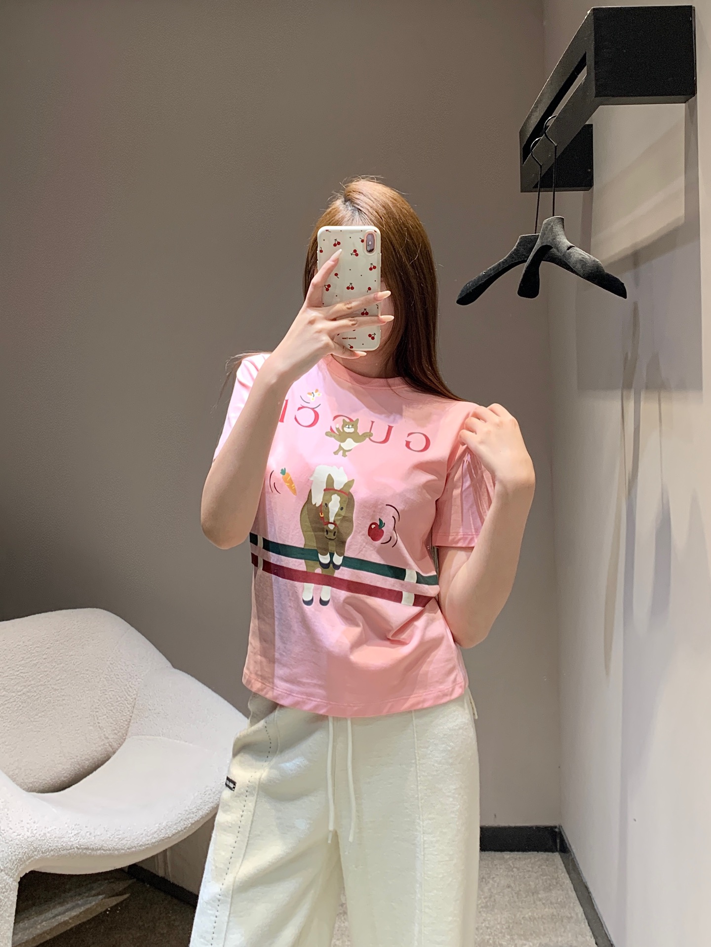 NO:685473,Gu*ci 26SS early spring new childlike letter printed T-shirt丨exclusively developed by yb!  Top quality production!  Italian romance is blended into childlike prints. The cherry blossom foundation is sweet but not greasy, the childlike pony and letter prints are lively and playful, the pure cotton fabric is soft and skin-friendly, the loose short version has a high waistline, and can be worn with jeans and sweatpants to unlock the sweet and cool casual style of early spring. Available now in S/M/L, jeans, tees, t-shirts,19860909Gu*ci 26SS早春新款童趣字母印花T恤丨独家yb开发！顶级高版出品！把意式浪漫揉进童真印花里.樱花粉底色甜而不腻,童趣小马与字母印花鲜活又俏皮,纯棉面料软弹亲肤,宽松短款版型拉高腰线,搭牛仔裤、运动裤都能解锁早春的甜酷随性范.现货发售S/M/L,,jeans,tees，t-shirt,,Women's clothing